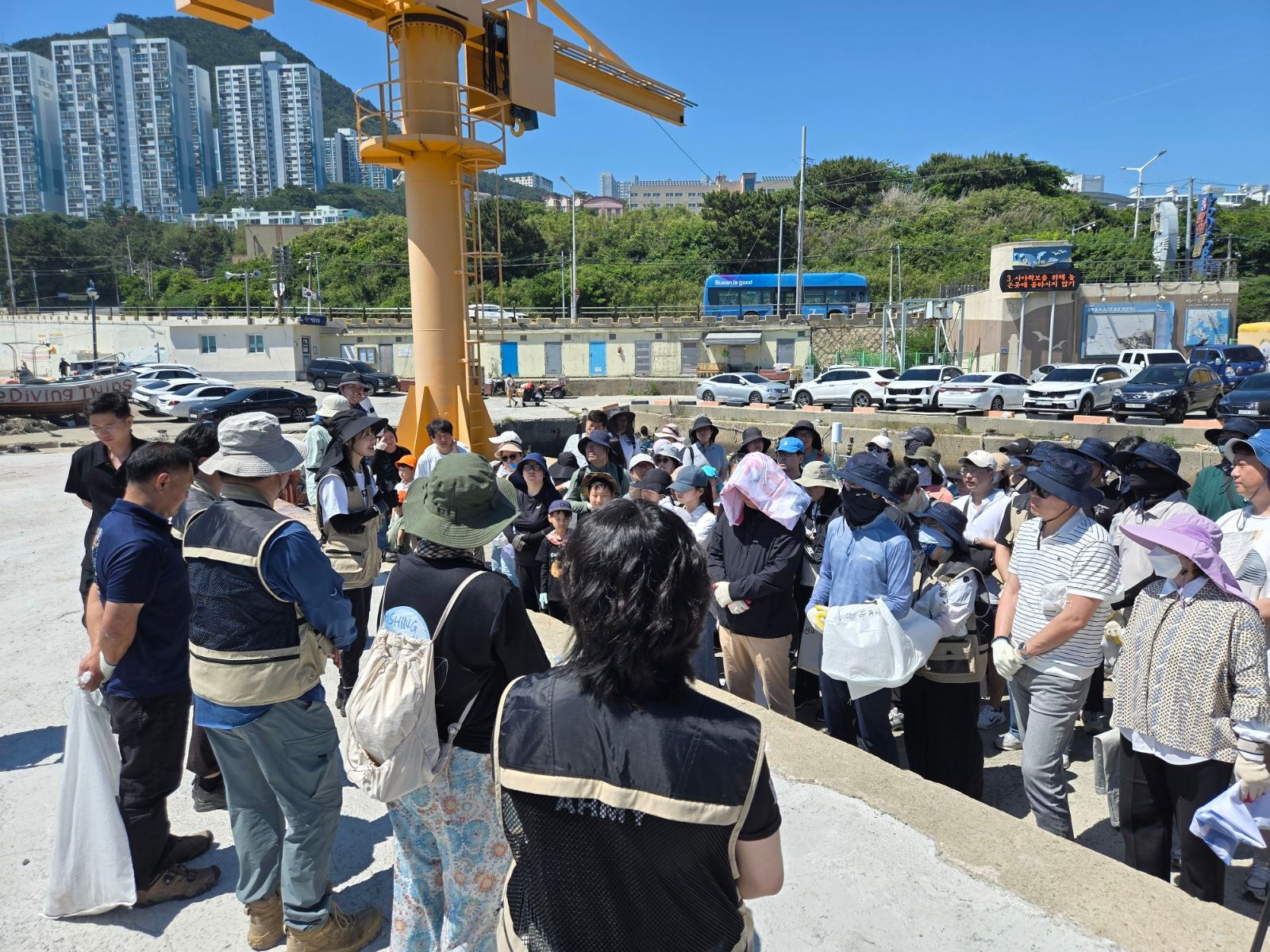 함께 만드는 깨끗한 해변! 26바다의날 해변 플로깅(부산 영도 중리노을전망대) 62