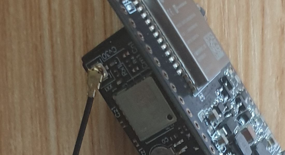 GPS 안테나를 꽂는 자리