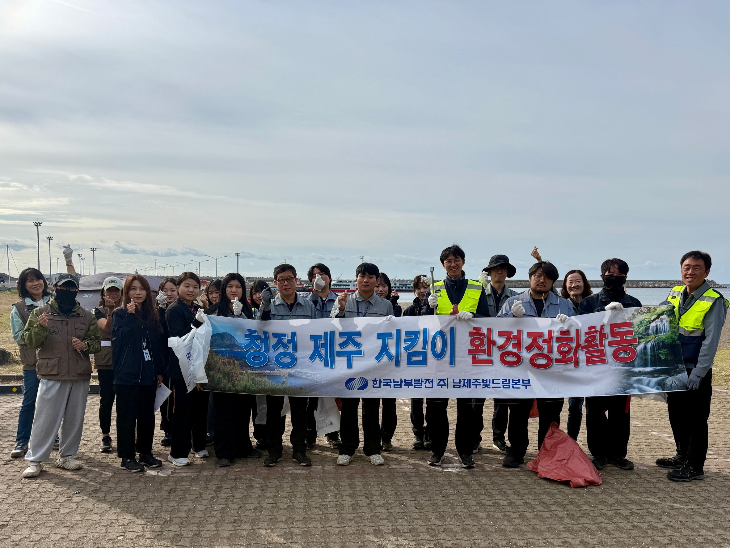 “작은 손길이 모여 바다의 숨결을 되찾다.” 5