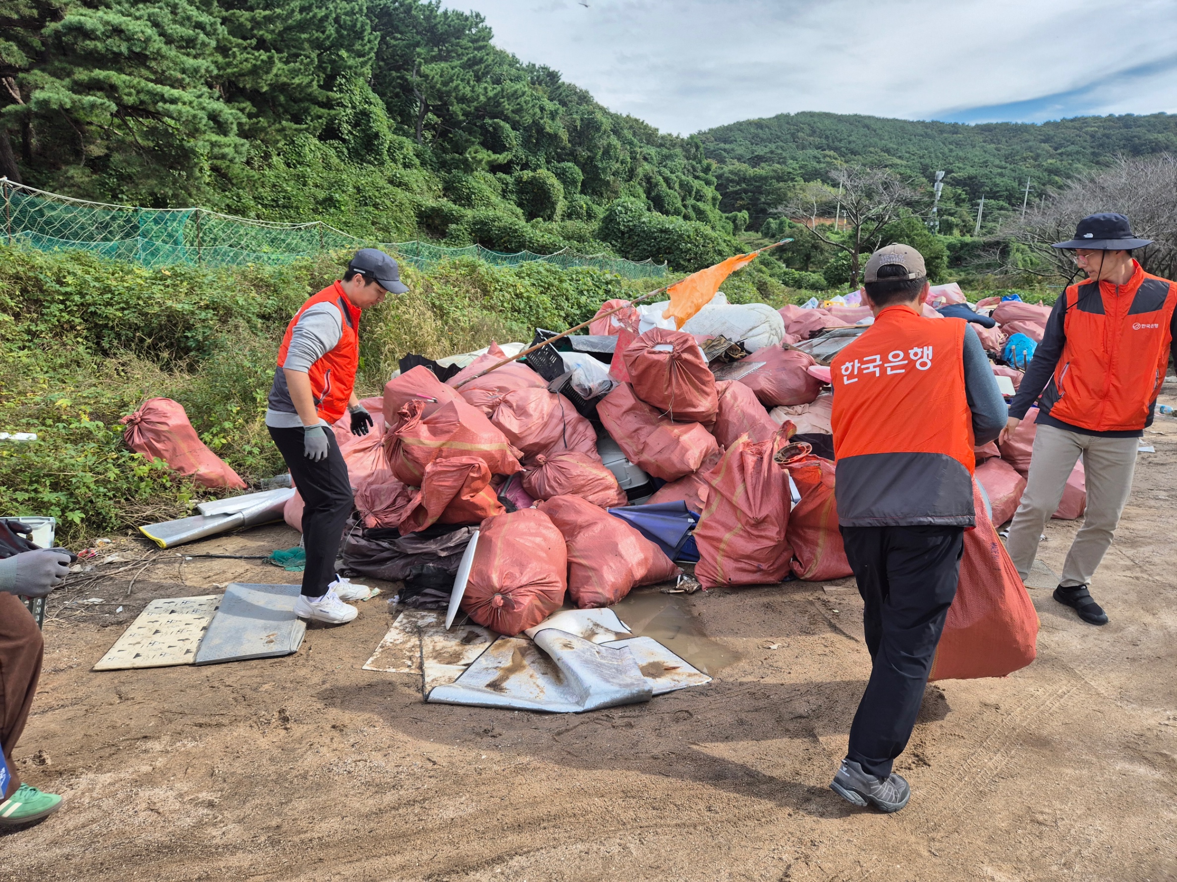한국은행 임직원과 함께 만든 실미해변의 변화, 손길이 모여 탄생한 깨끗한 하루 18