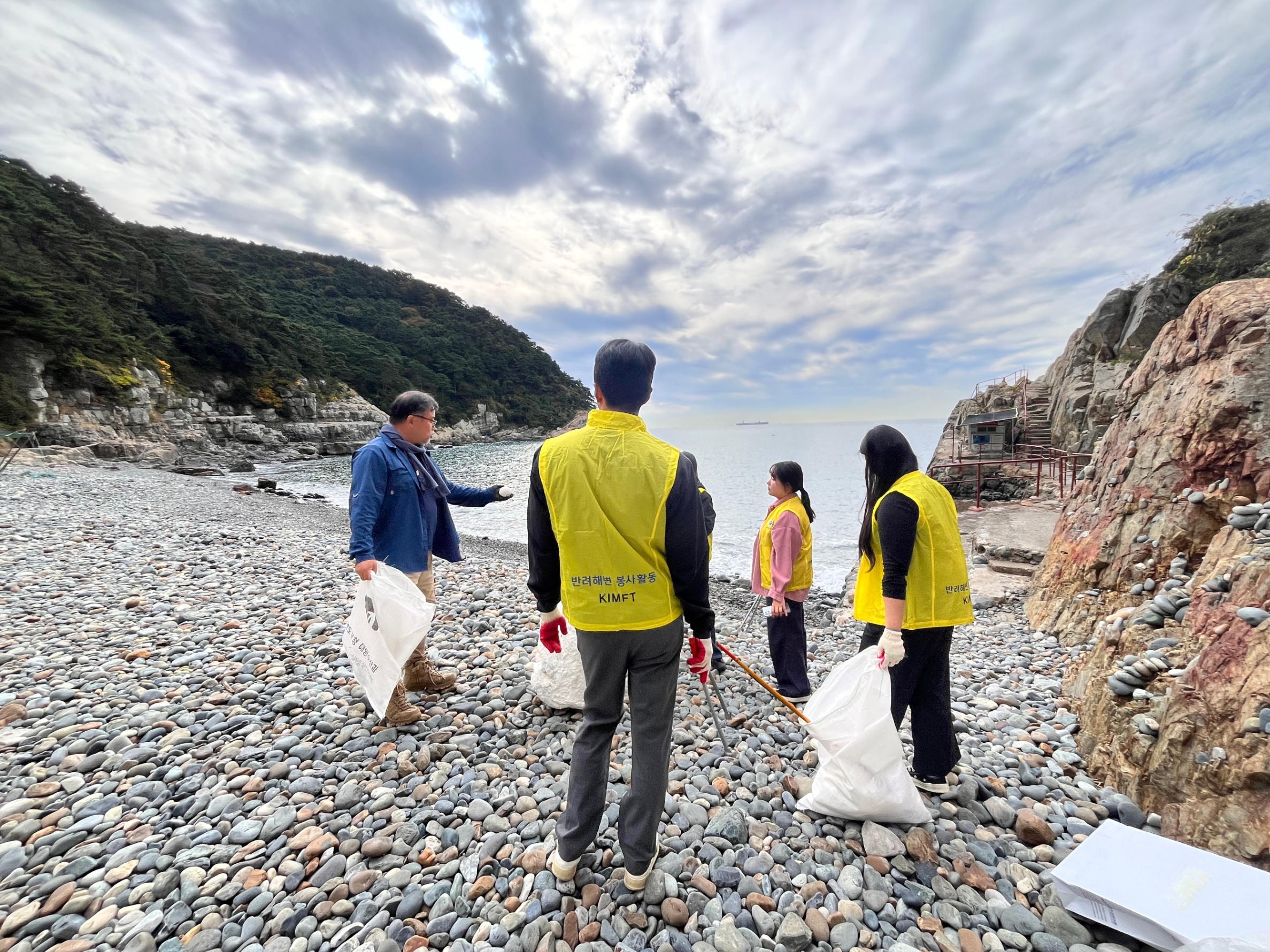 바다를 위해 함께 움직였던 시간만큼 서로에 대한 신뢰와 책임감을 깊게 느낀 뜻깊은 활동 4