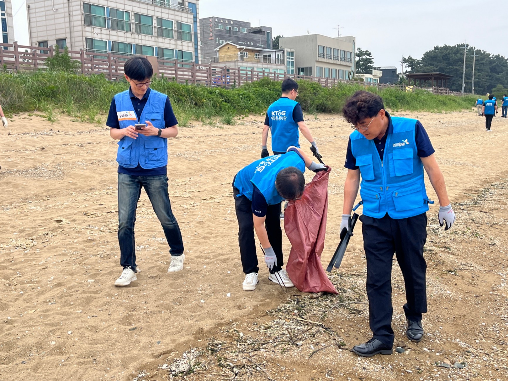 드럼통은 굴러굴러 버리고, 지구와는 둥글게 살아가자 3