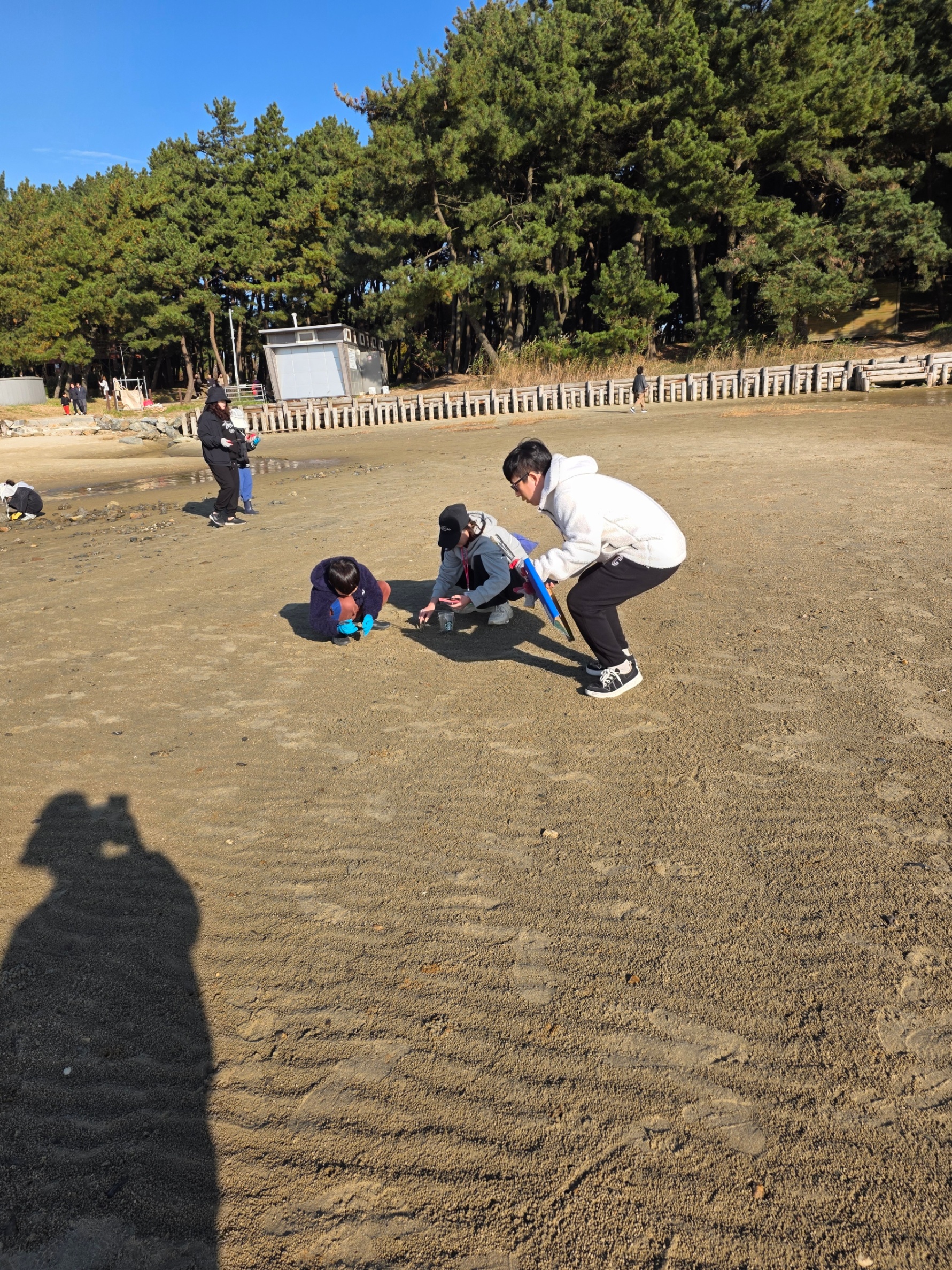 쓰레기가 보석이 되는 창의적인 체험을 통해 환경 보호 활동에 대한 긍정적 인식을 심고, 바다를 꾸준히 돌보는 것이 미래를 지키는 책임임을 깨달은 소중한 경험이었습니다. 5