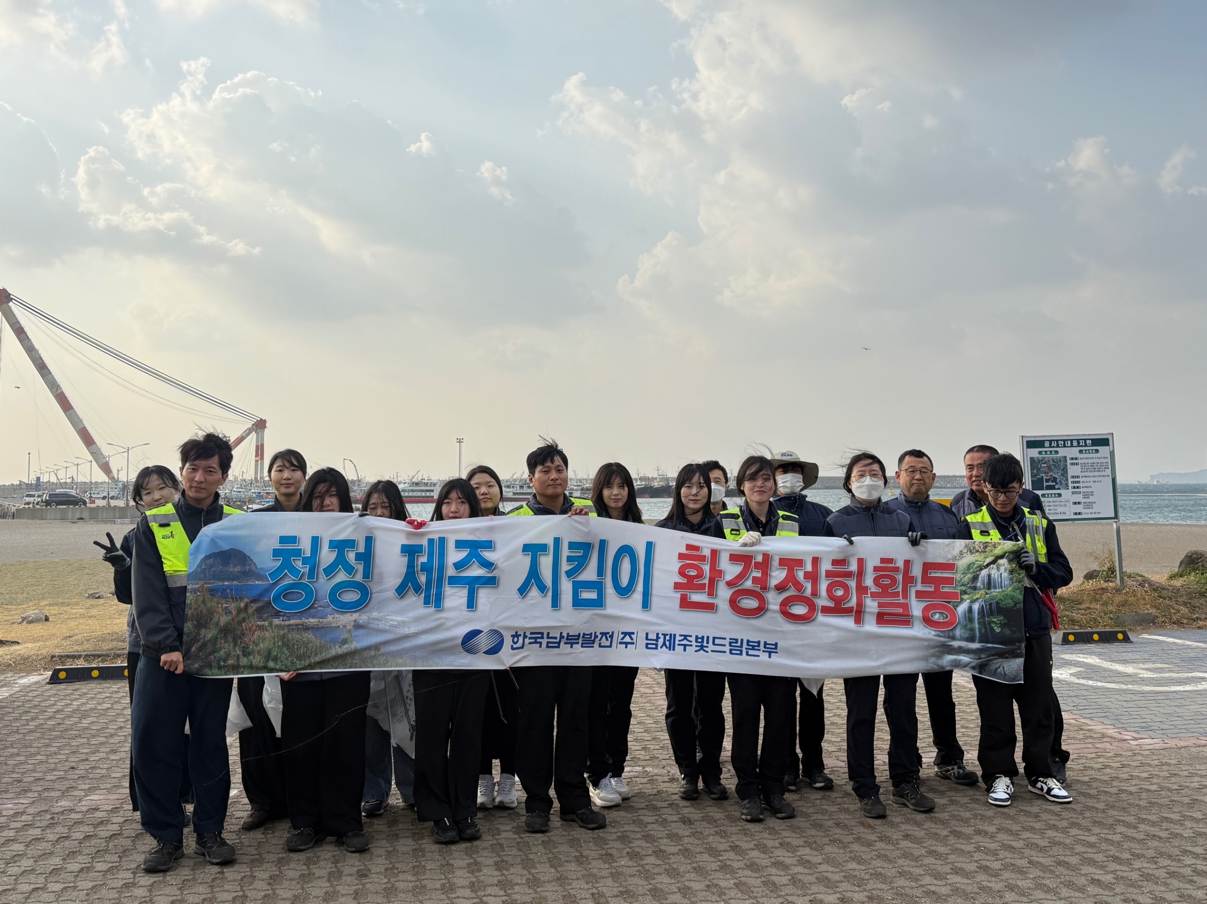 아름다운 바다 뒤편의 슬픈 현실을 목격하고, 작은 손길이 만드는 위대한 변화를 체험한 소중한 시간." 5