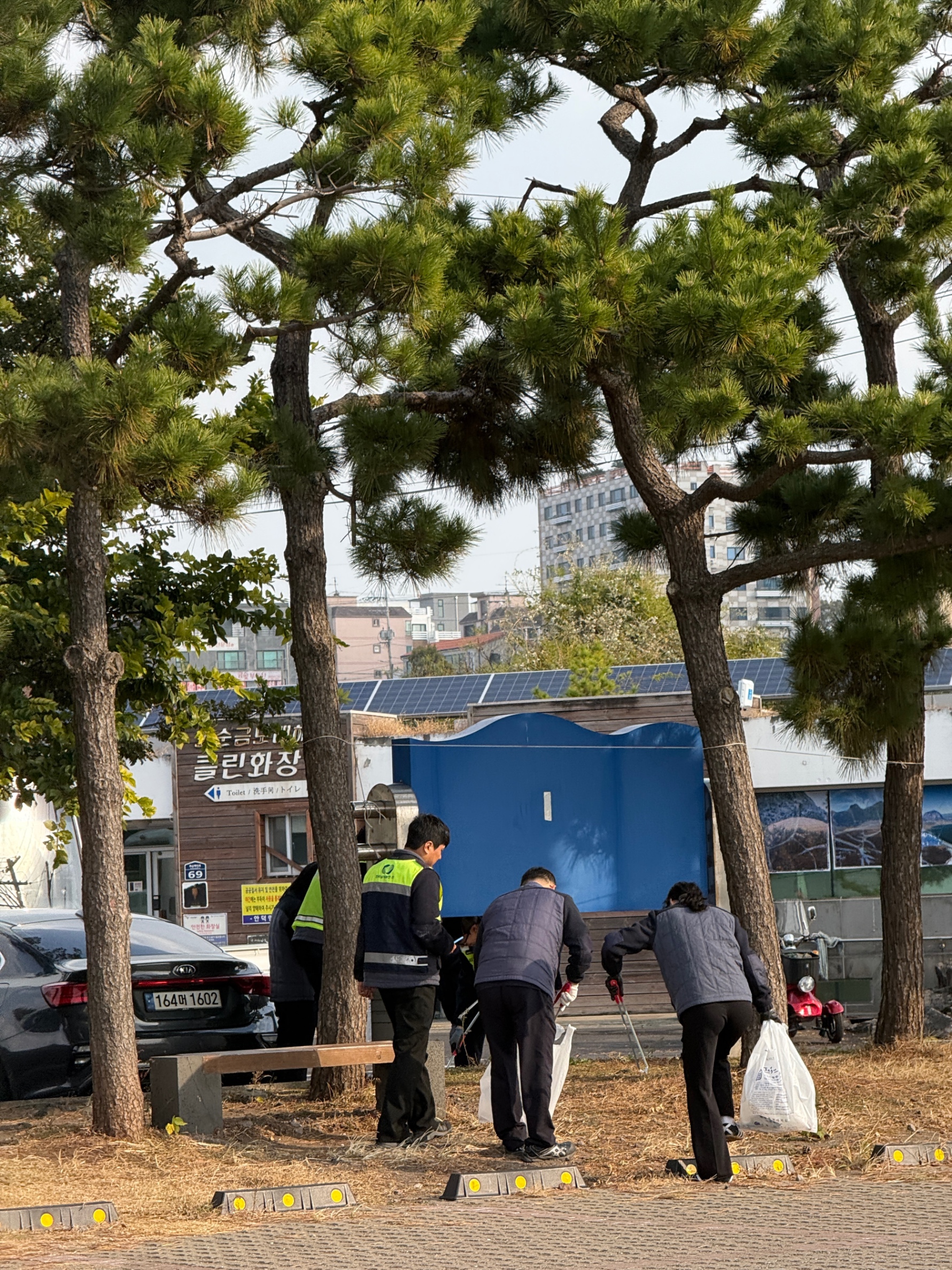 아름다운 바다 뒤편의 슬픈 현실을 목격하고, 작은 손길이 만드는 위대한 변화를 체험한 소중한 시간." 4