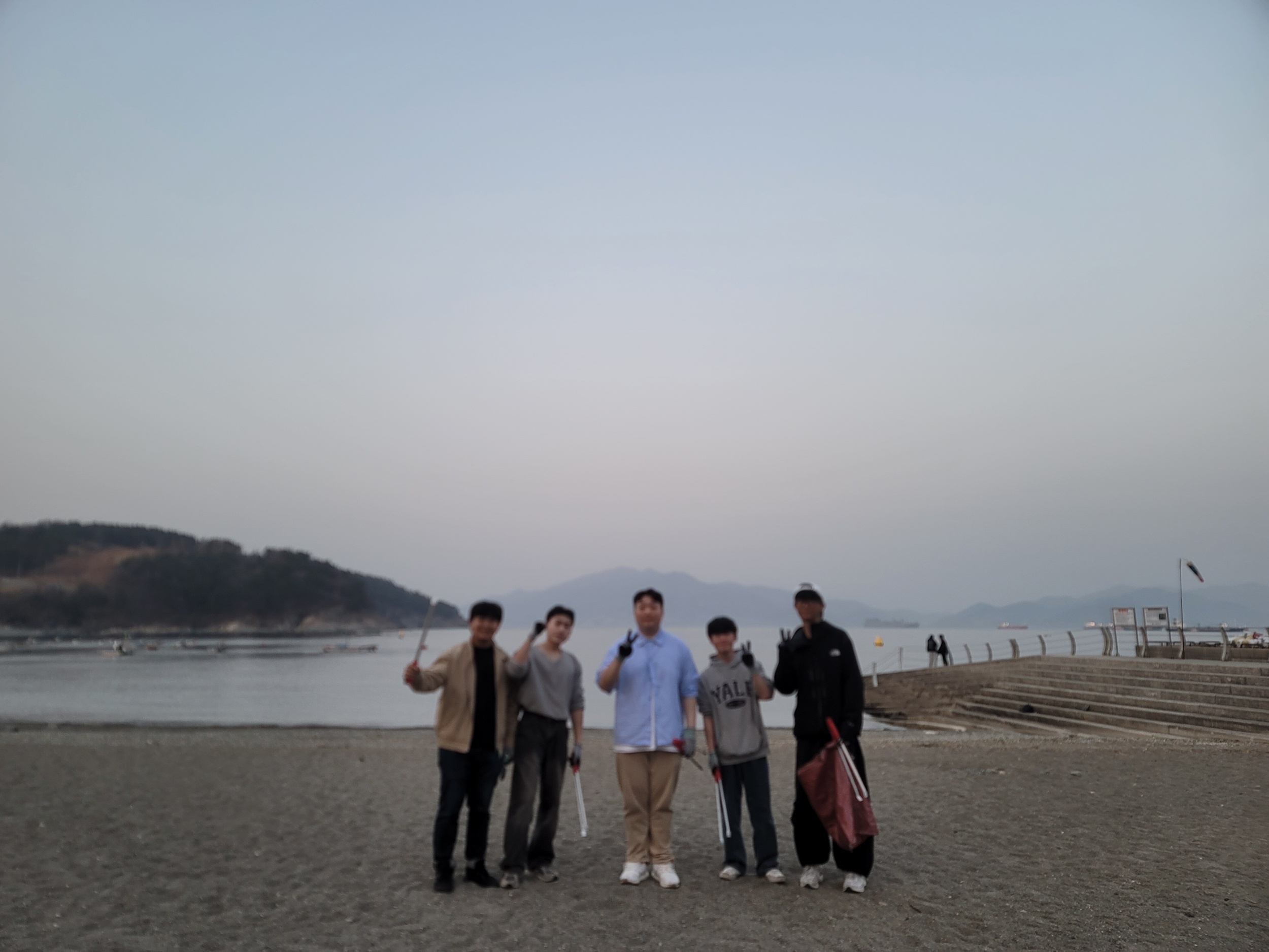 검은 모래 해변, 붉은 노을, 그리고 책임 19