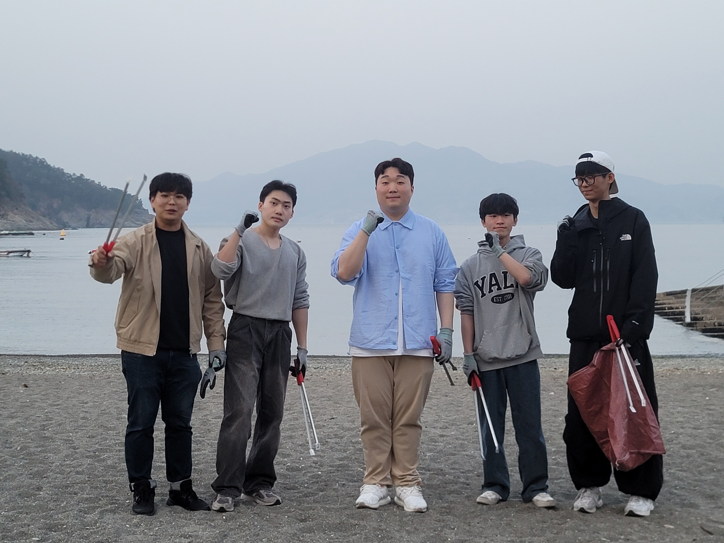 검은 모래 해변, 붉은 노을, 그리고 책임 16