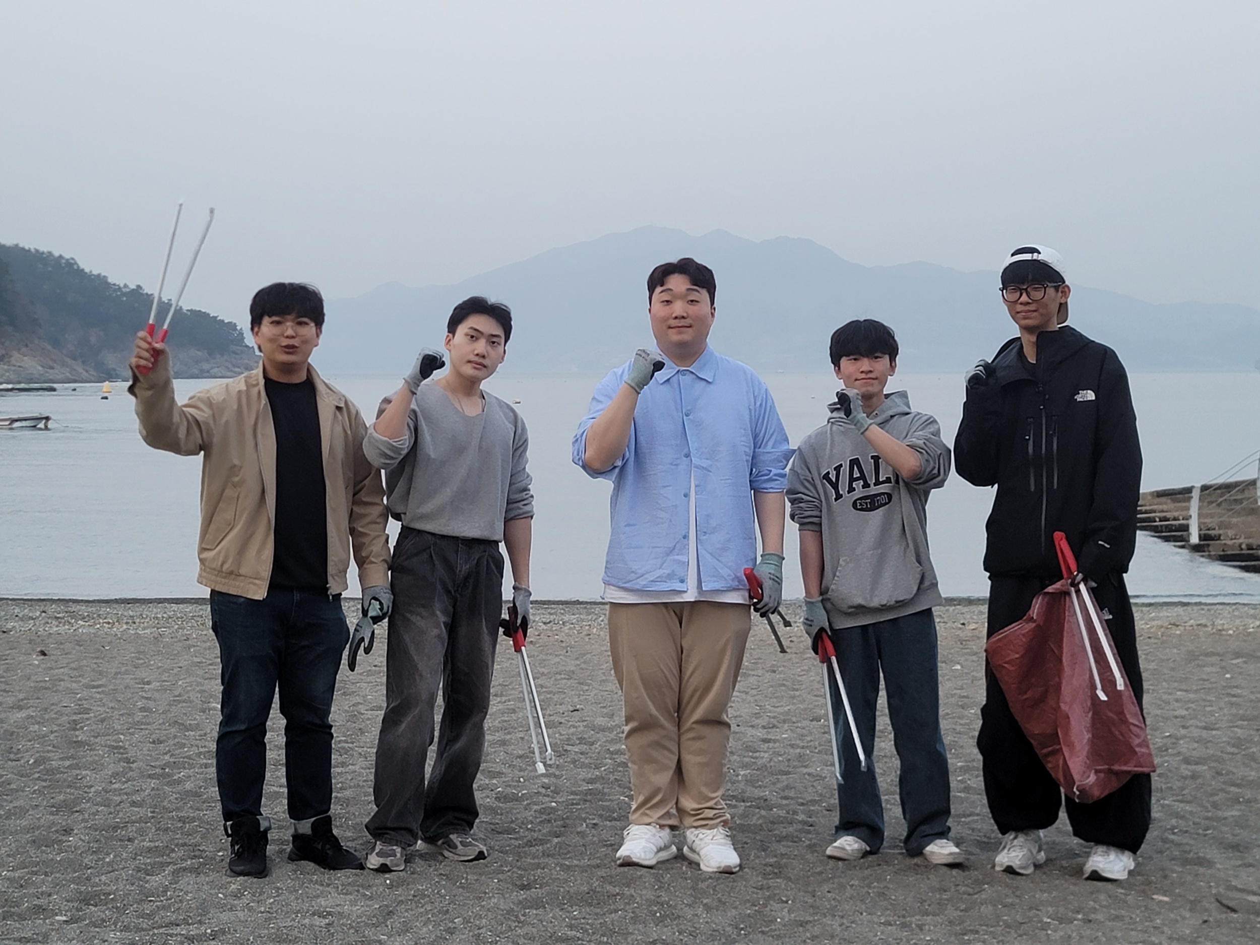 검은 모래 해변, 붉은 노을, 그리고 책임 17