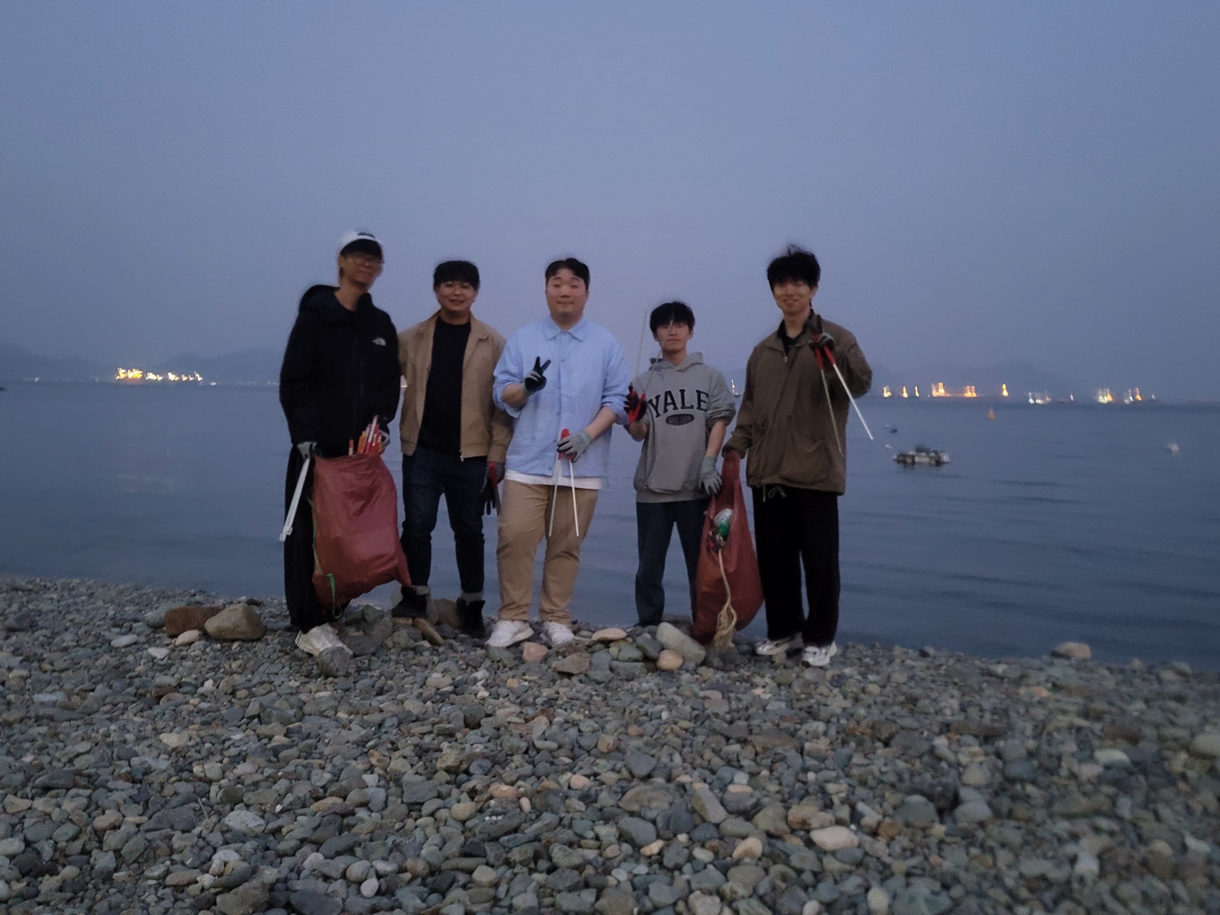 검은 모래 해변, 붉은 노을, 그리고 책임 10
