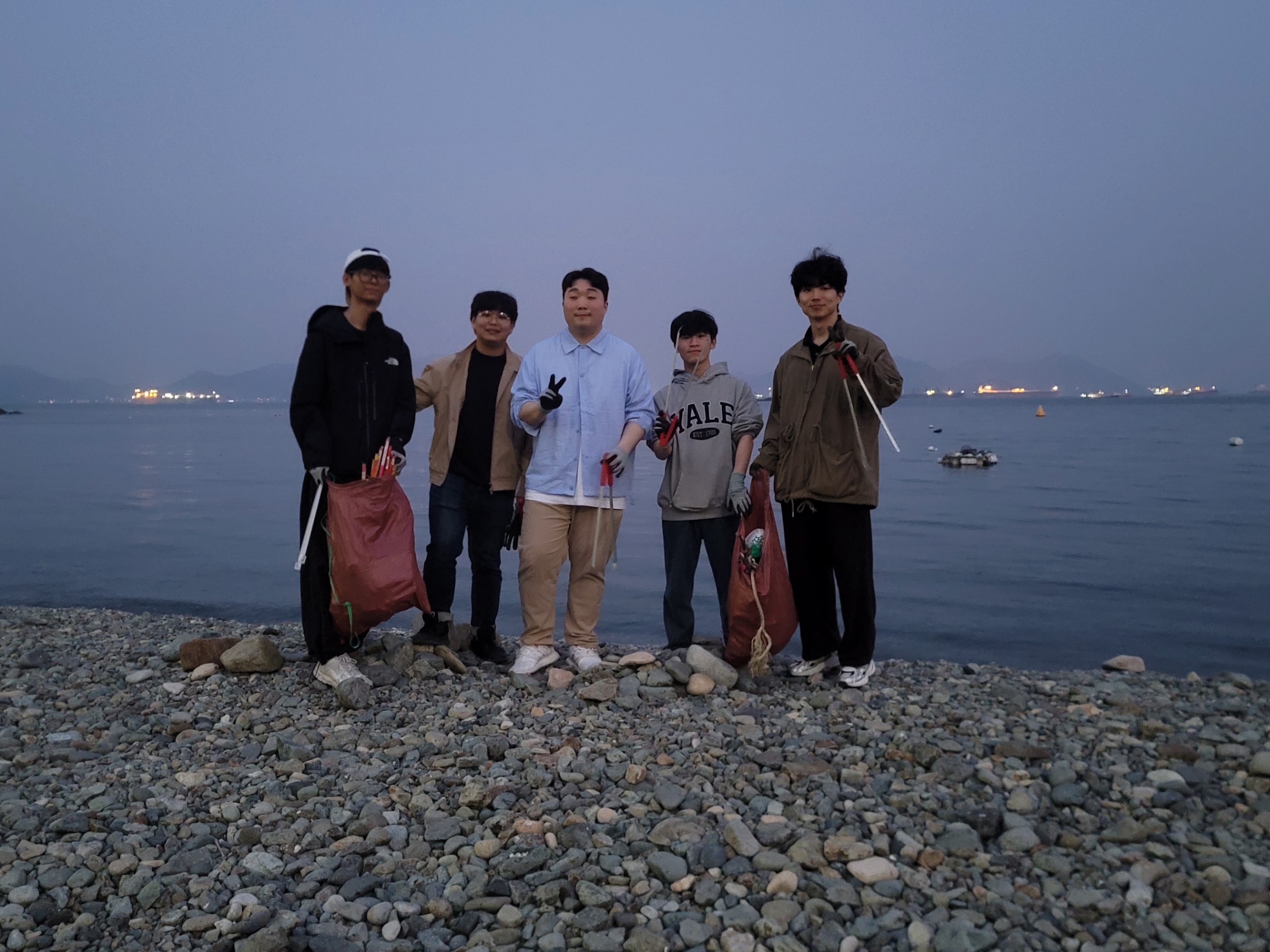 검은 모래 해변, 붉은 노을, 그리고 책임 5