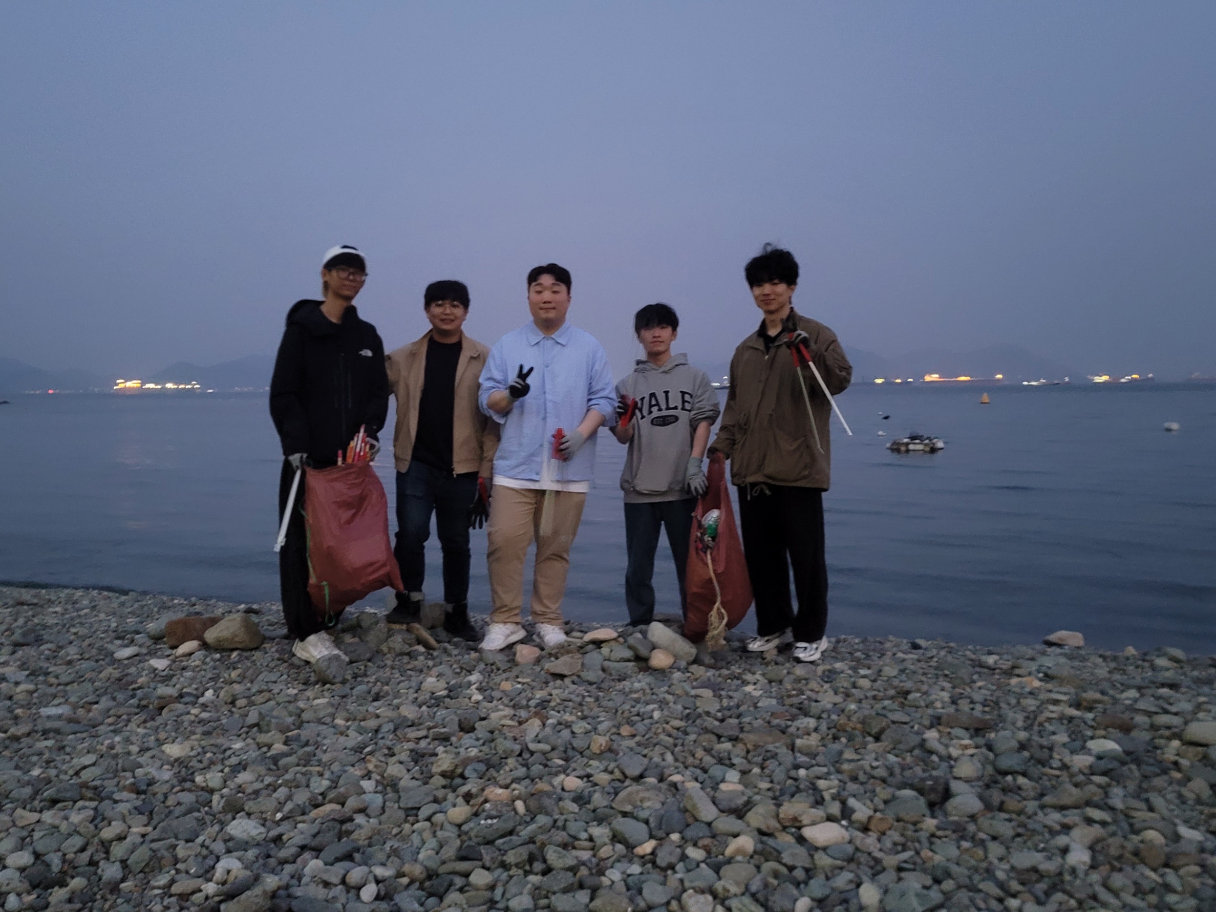 검은 모래 해변, 붉은 노을, 그리고 책임 8