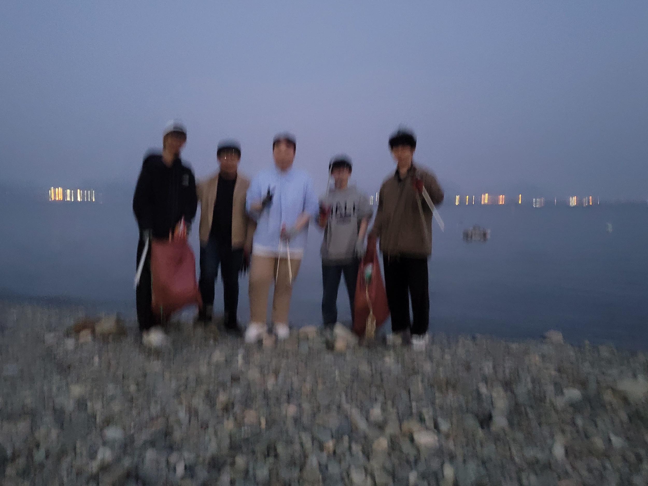 검은 모래 해변, 붉은 노을, 그리고 책임 9