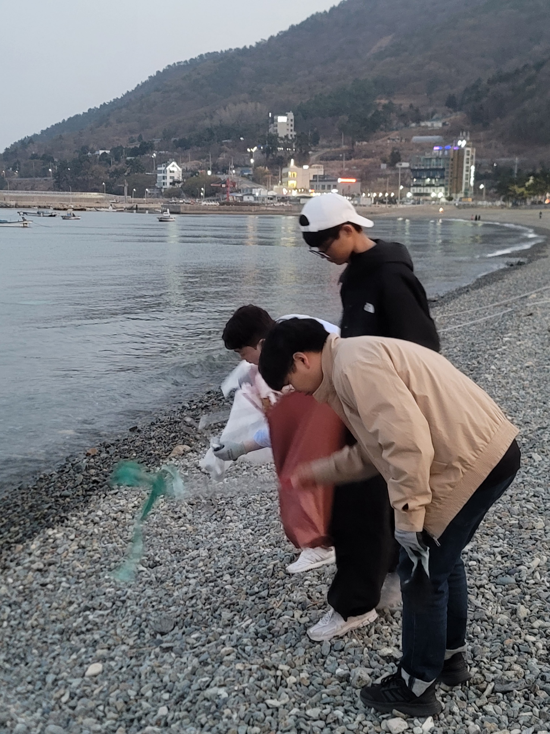검은 모래 해변, 붉은 노을, 그리고 책임 13