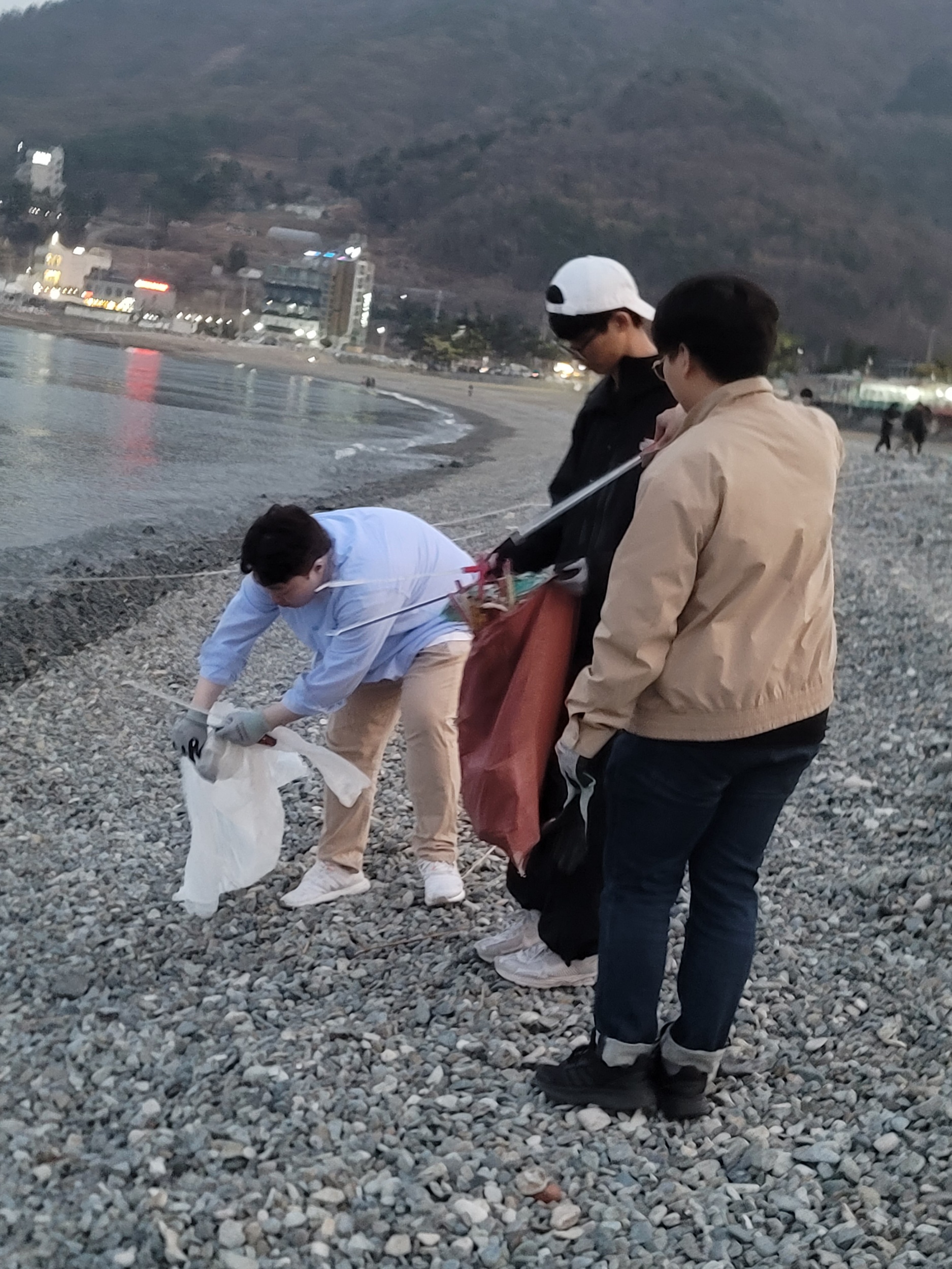 검은 모래 해변, 붉은 노을, 그리고 책임 12