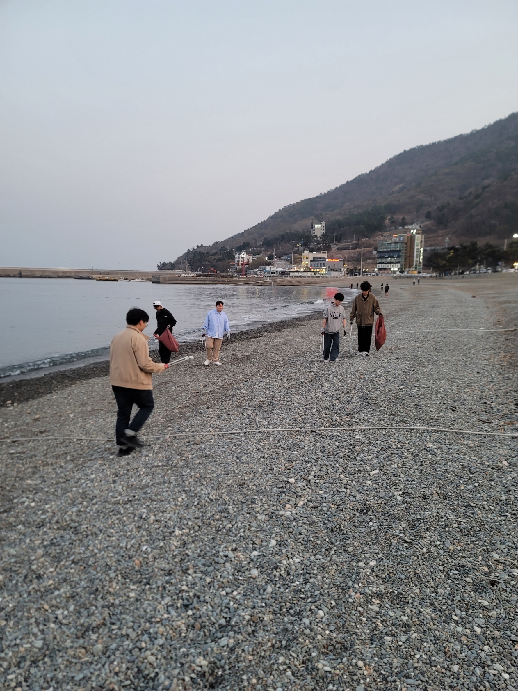 검은 모래 해변, 붉은 노을, 그리고 책임 15