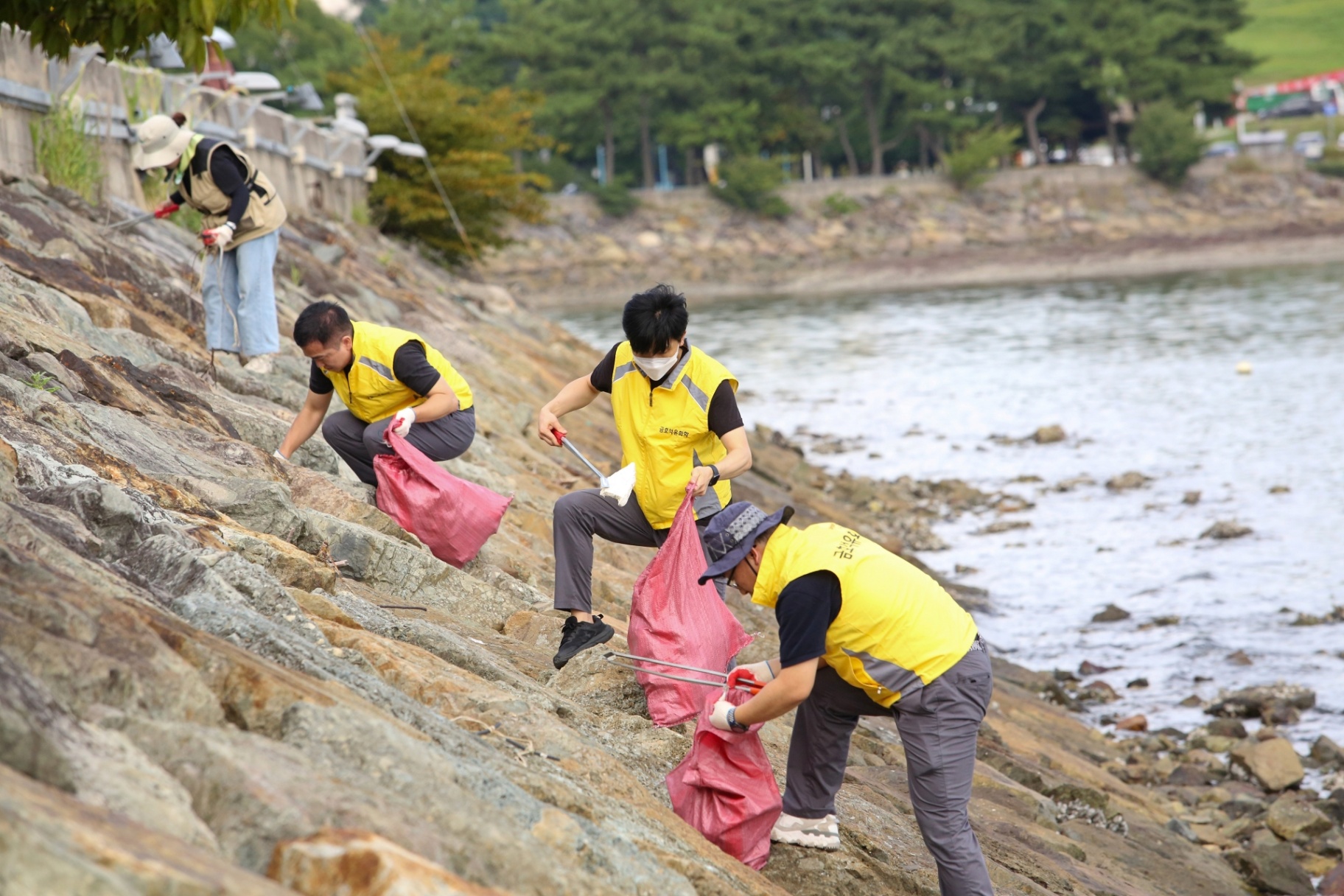 금호석유화학(주) 여수공장 직원분들께서 힘을 모아 만든 깨끗한 해변  3