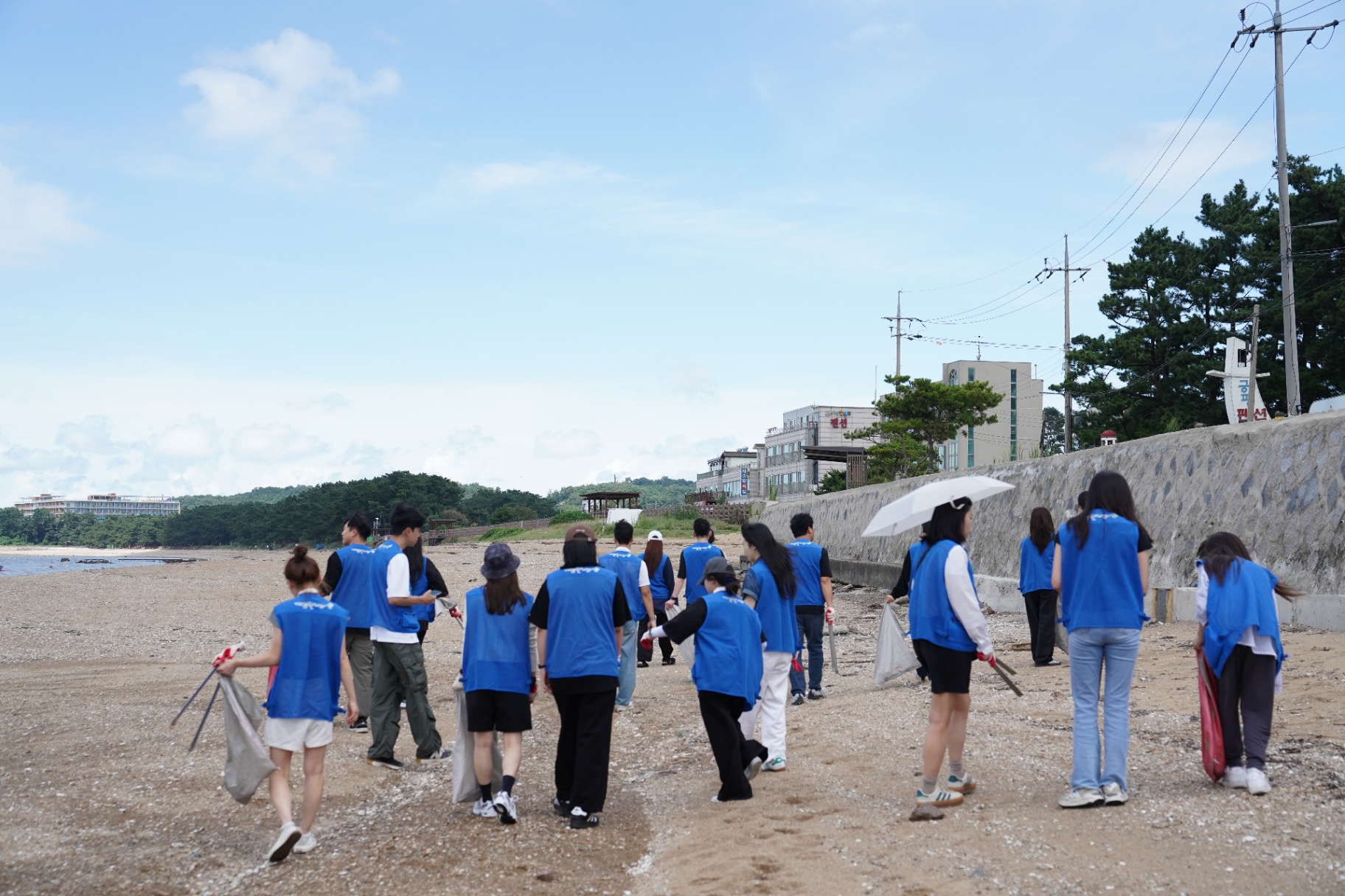함께해서 더 "깨끗"했던 궁평리의 하루 - 2025 깨끗한나라 반려해변 정화활동 1차 3