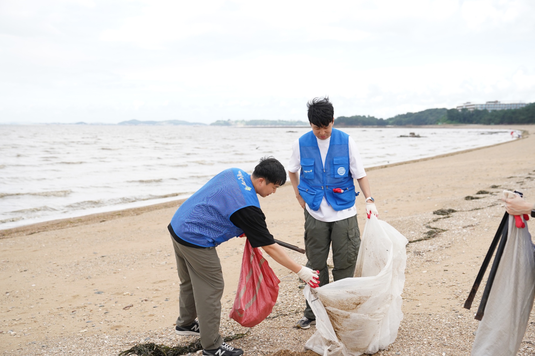함께해서 더 "깨끗"했던 궁평리의 하루 - 2025 깨끗한나라 반려해변 정화활동 1차 5