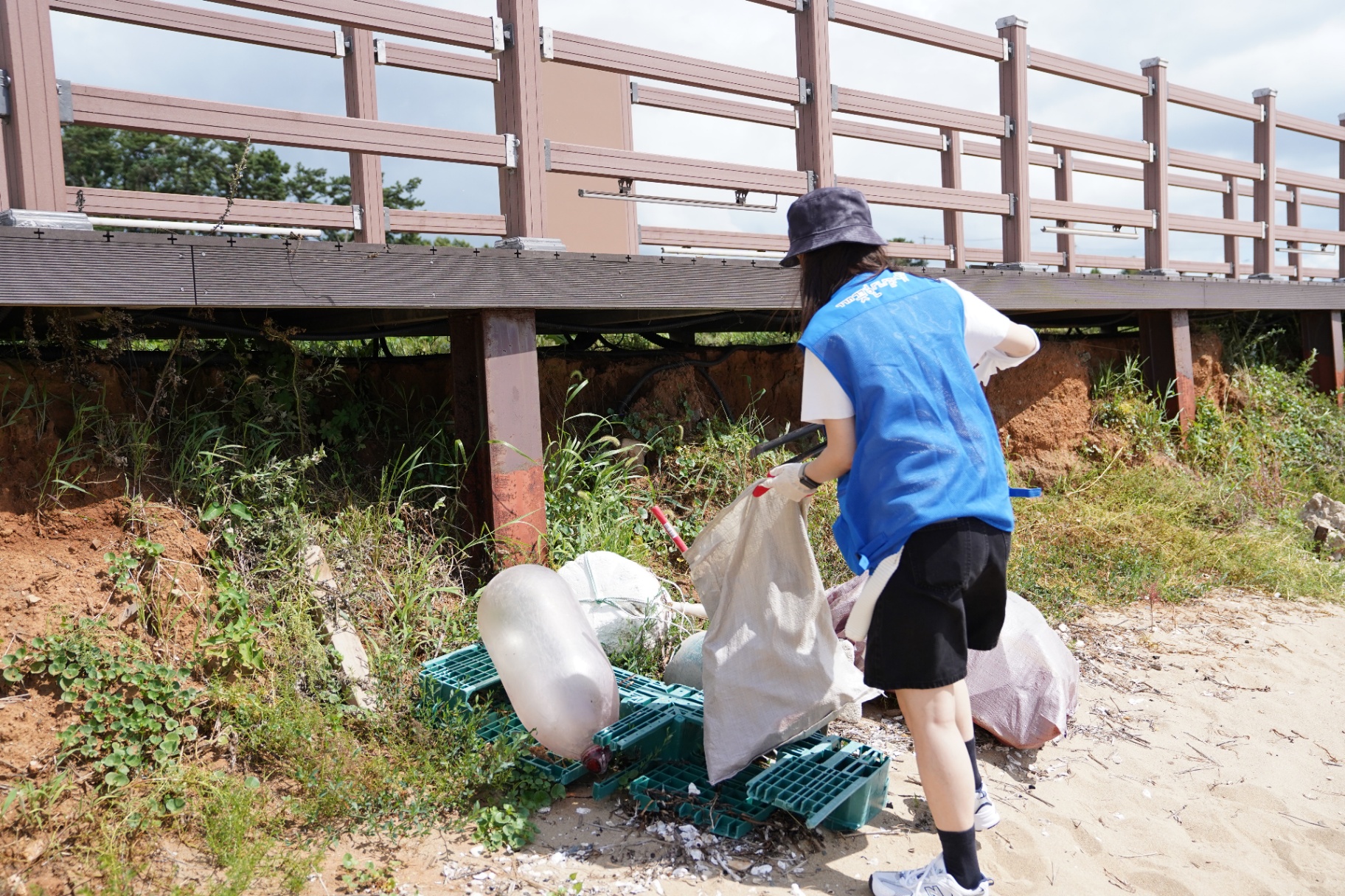 함께해서 더 "깨끗"했던 궁평리의 하루 - 2025 깨끗한나라 반려해변 정화활동 1차 6