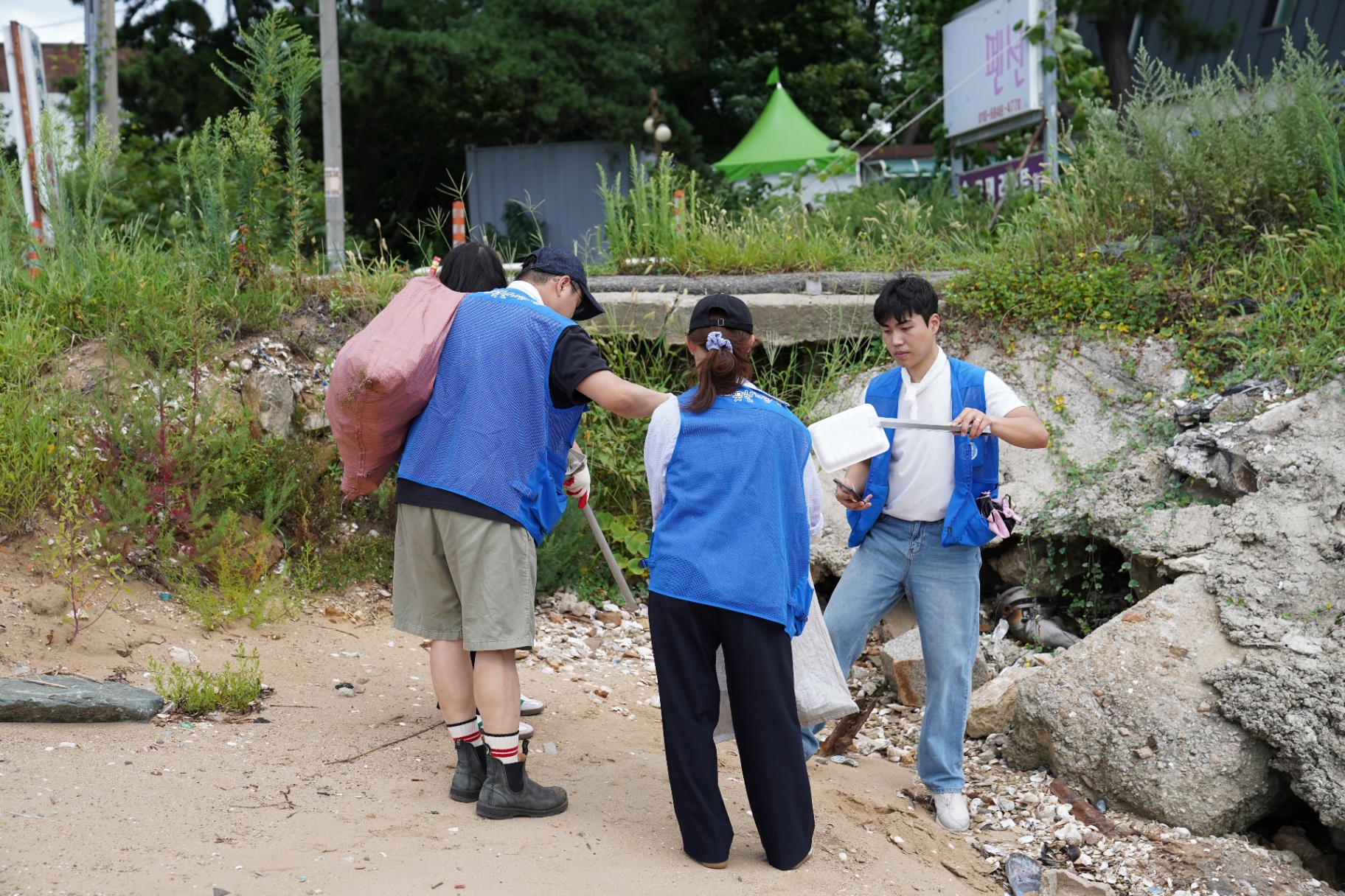 함께해서 더 "깨끗"했던 궁평리의 하루 - 2025 깨끗한나라 반려해변 정화활동 1차 4