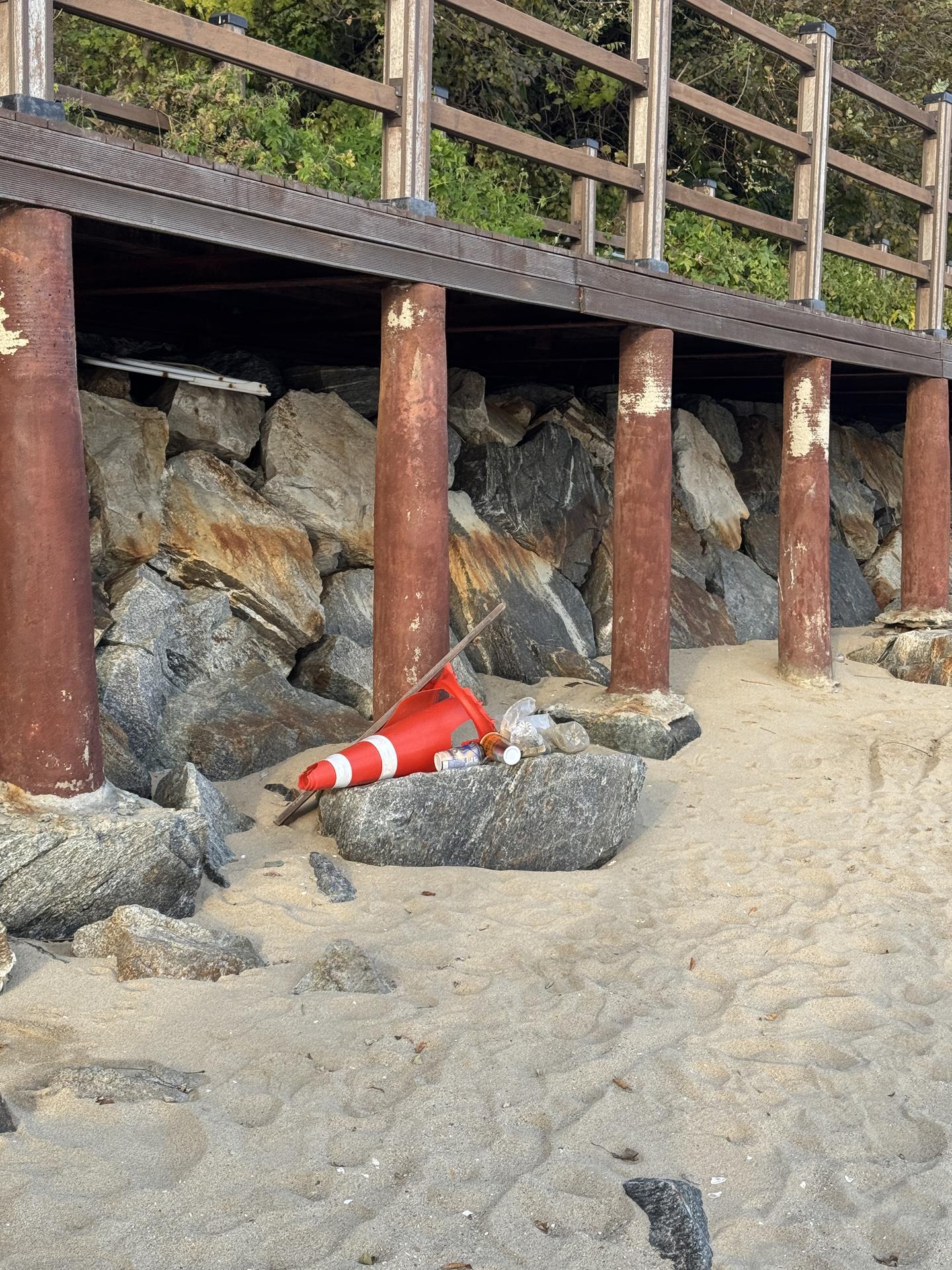 해변 옆 산책로까지 깨끗하게! 2