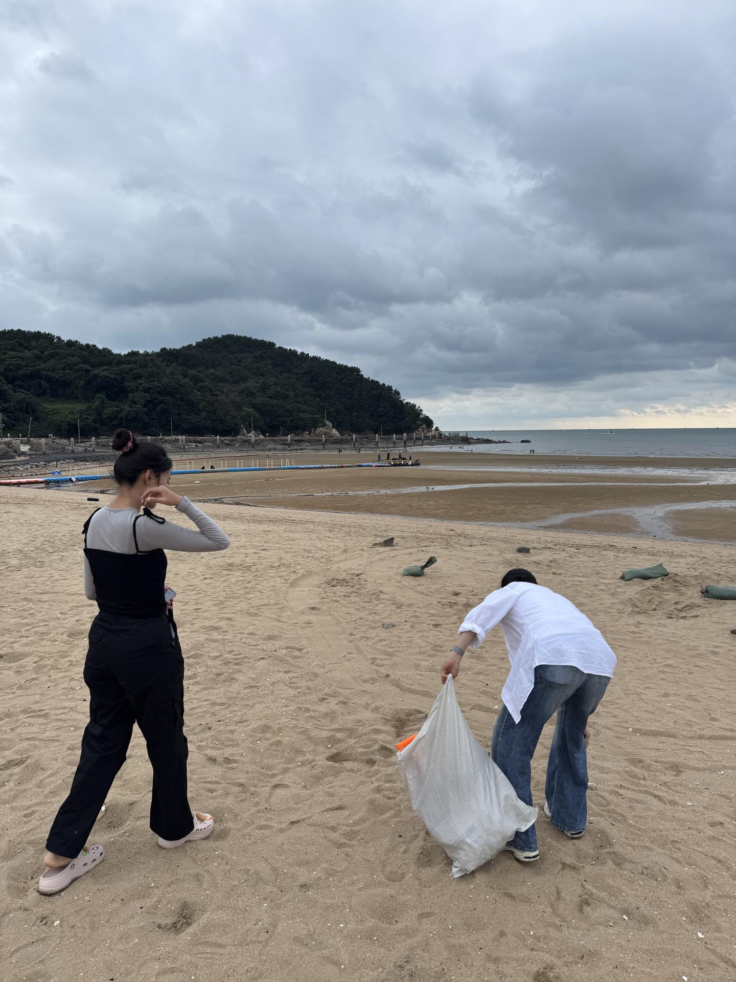 해변 옆 산책로까지 깨끗하게! 16