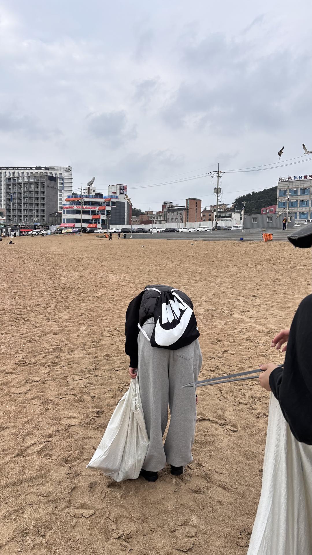 관광객 사이에서 해변정화 실천하기 5
