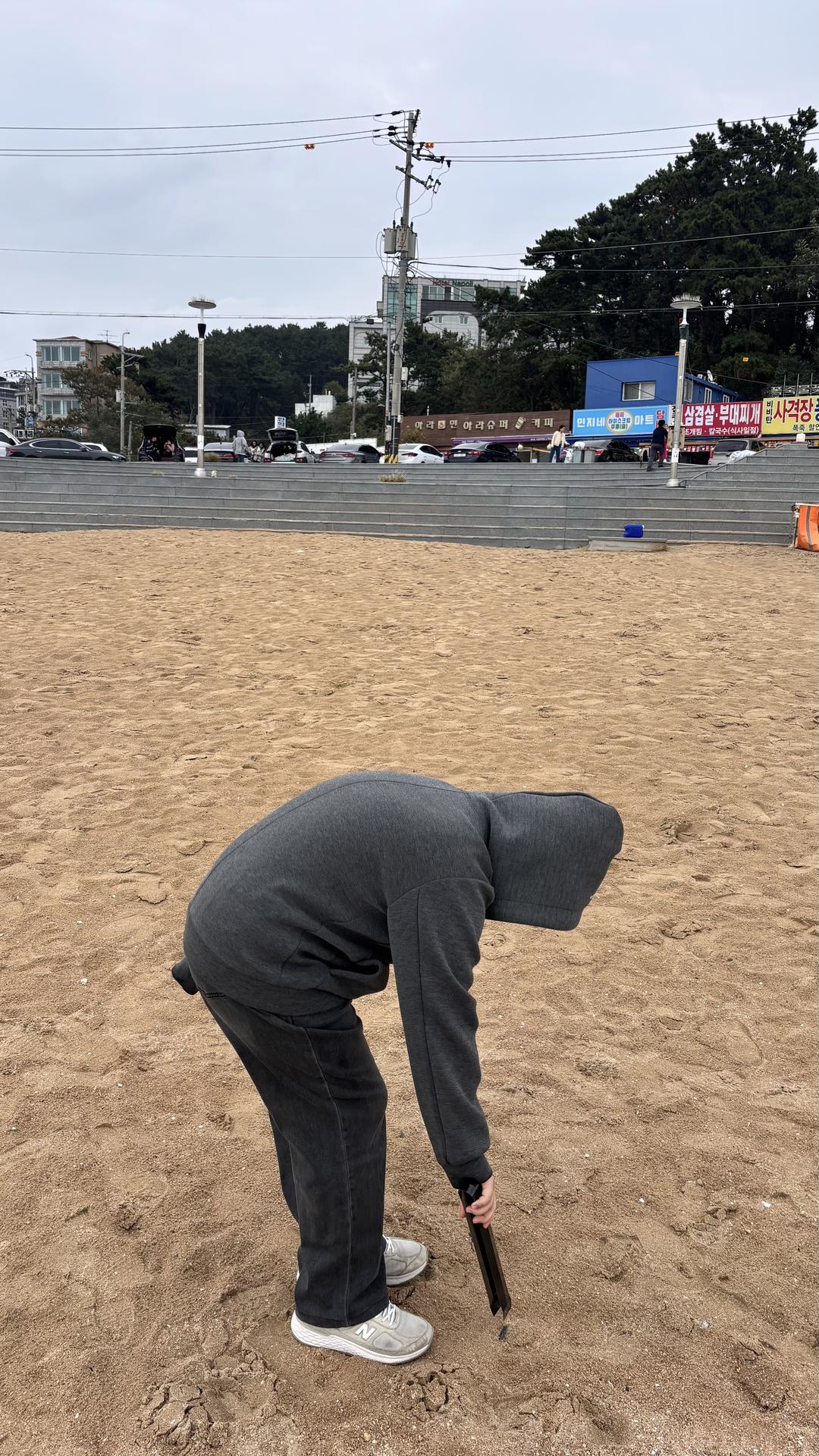관광객 사이에서 해변정화 실천하기 8