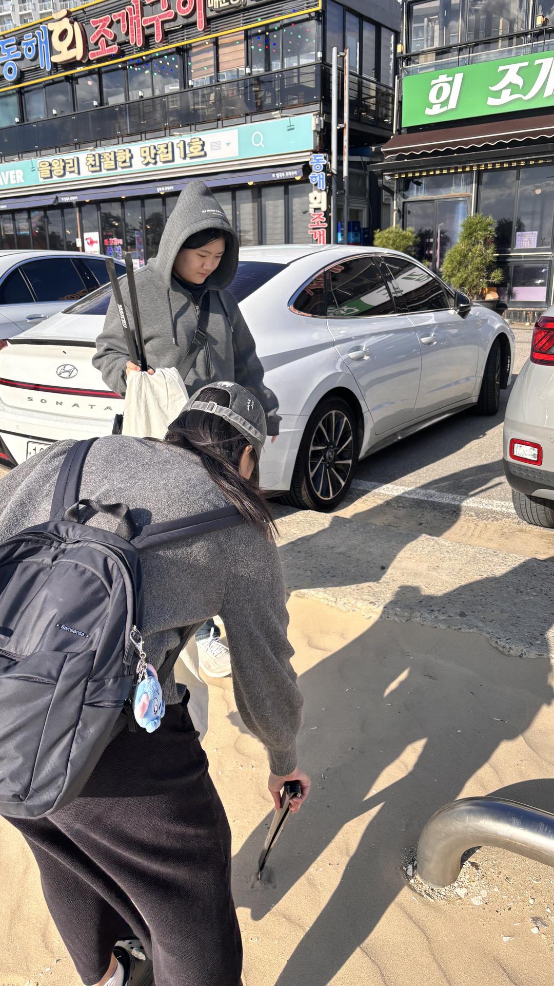 관광객 사이에서 해변정화 실천하기 16