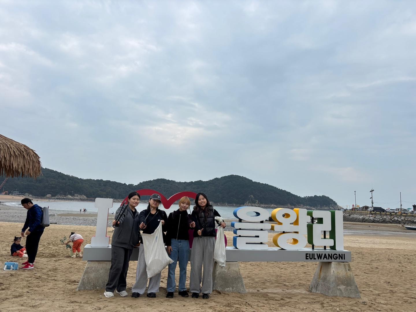 을왕리 해수욕장에서 수많은 쓰레기들을 치우며 1
