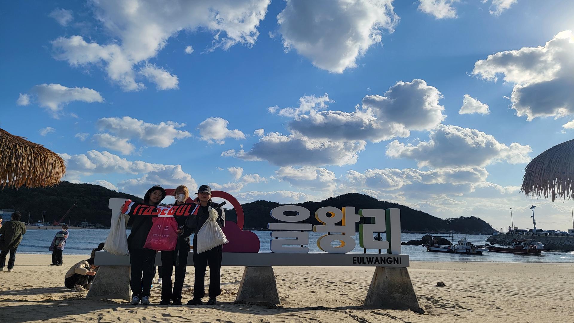 을왕리 해수욕장에서 수많은 쓰레기들을 치우며 9