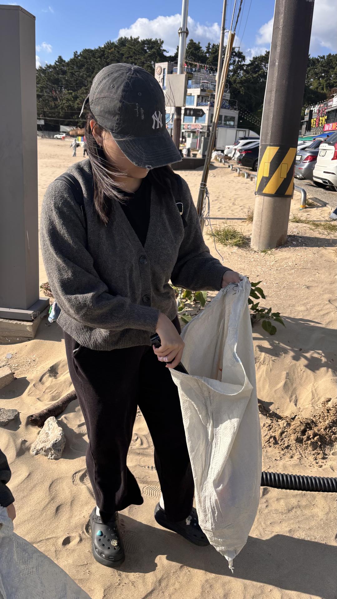 을왕리 해수욕장에서 수많은 쓰레기들을 치우며 15