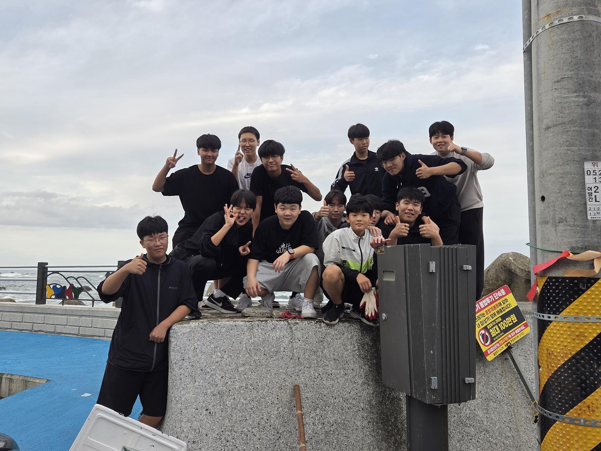 “깊은  해식 동굴속에서 쌓인 쓰레기를 꺼내며, 다시 숨 쉬는 바다를 만들어냈다.” 1