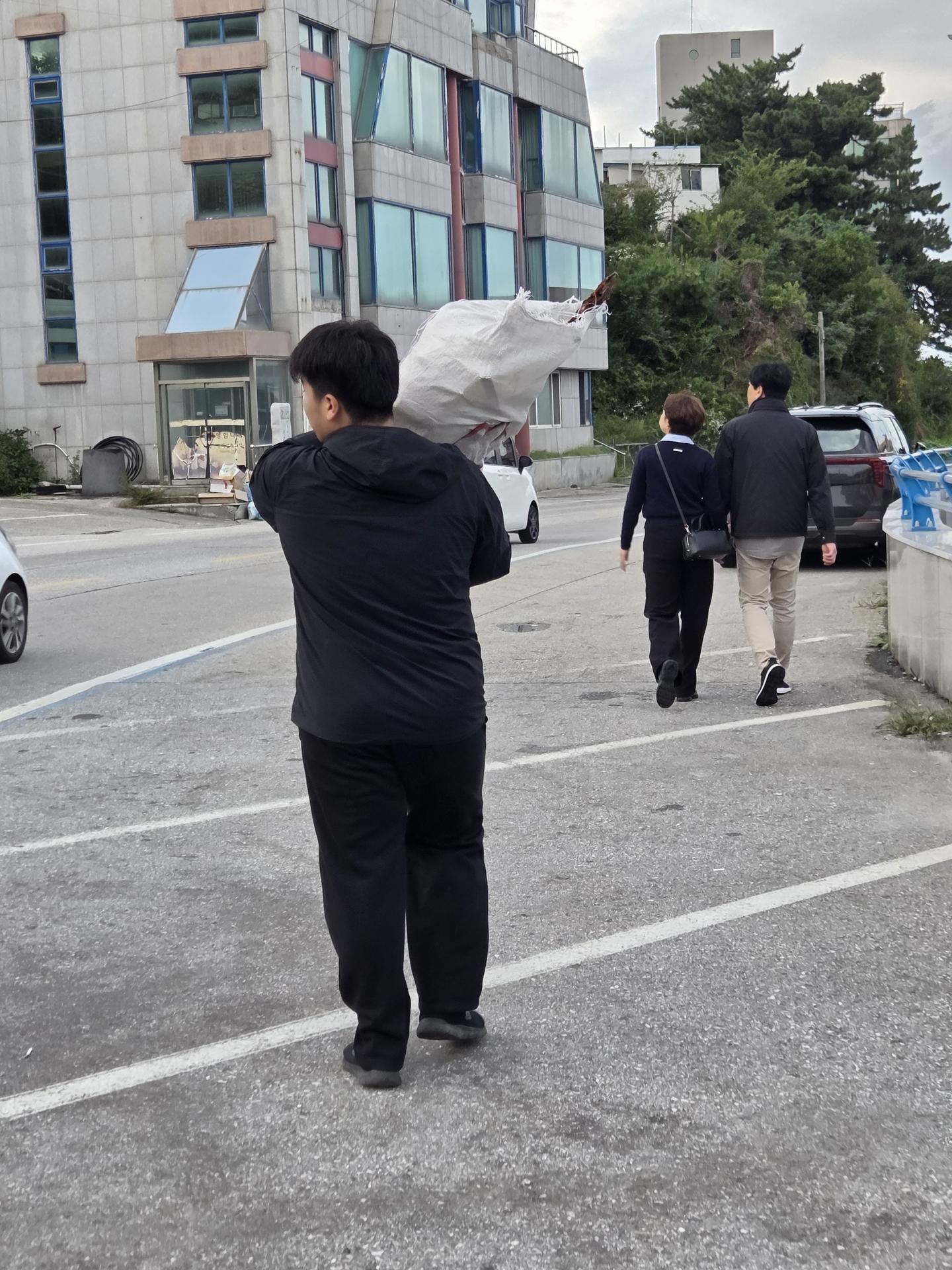 “깊은  해식 동굴속에서 쌓인 쓰레기를 꺼내며, 다시 숨 쉬는 바다를 만들어냈다.” 6