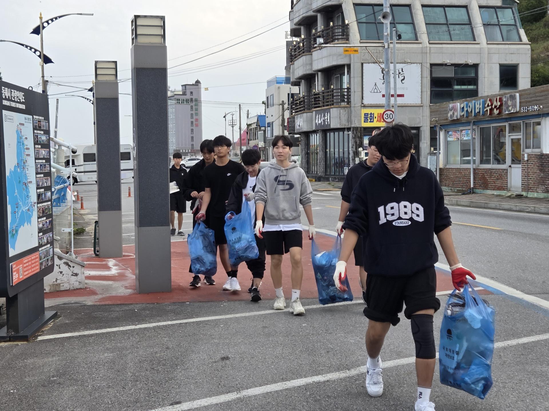 “깊은  해식 동굴속에서 쌓인 쓰레기를 꺼내며, 다시 숨 쉬는 바다를 만들어냈다.” 7
