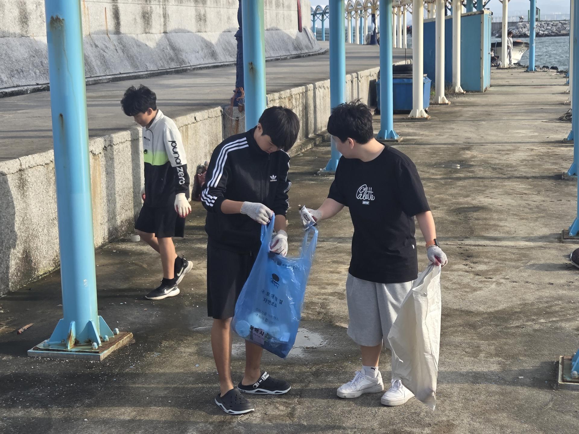 “깊은  해식 동굴속에서 쌓인 쓰레기를 꺼내며, 다시 숨 쉬는 바다를 만들어냈다.” 8