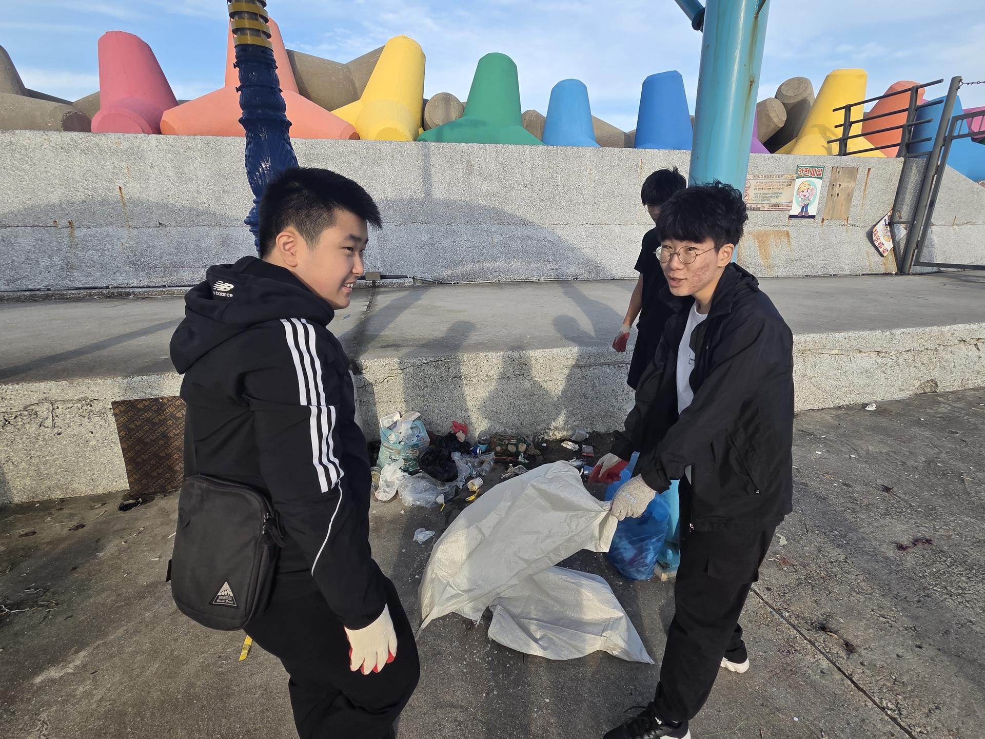 “깊은  해식 동굴속에서 쌓인 쓰레기를 꺼내며, 다시 숨 쉬는 바다를 만들어냈다.” 10