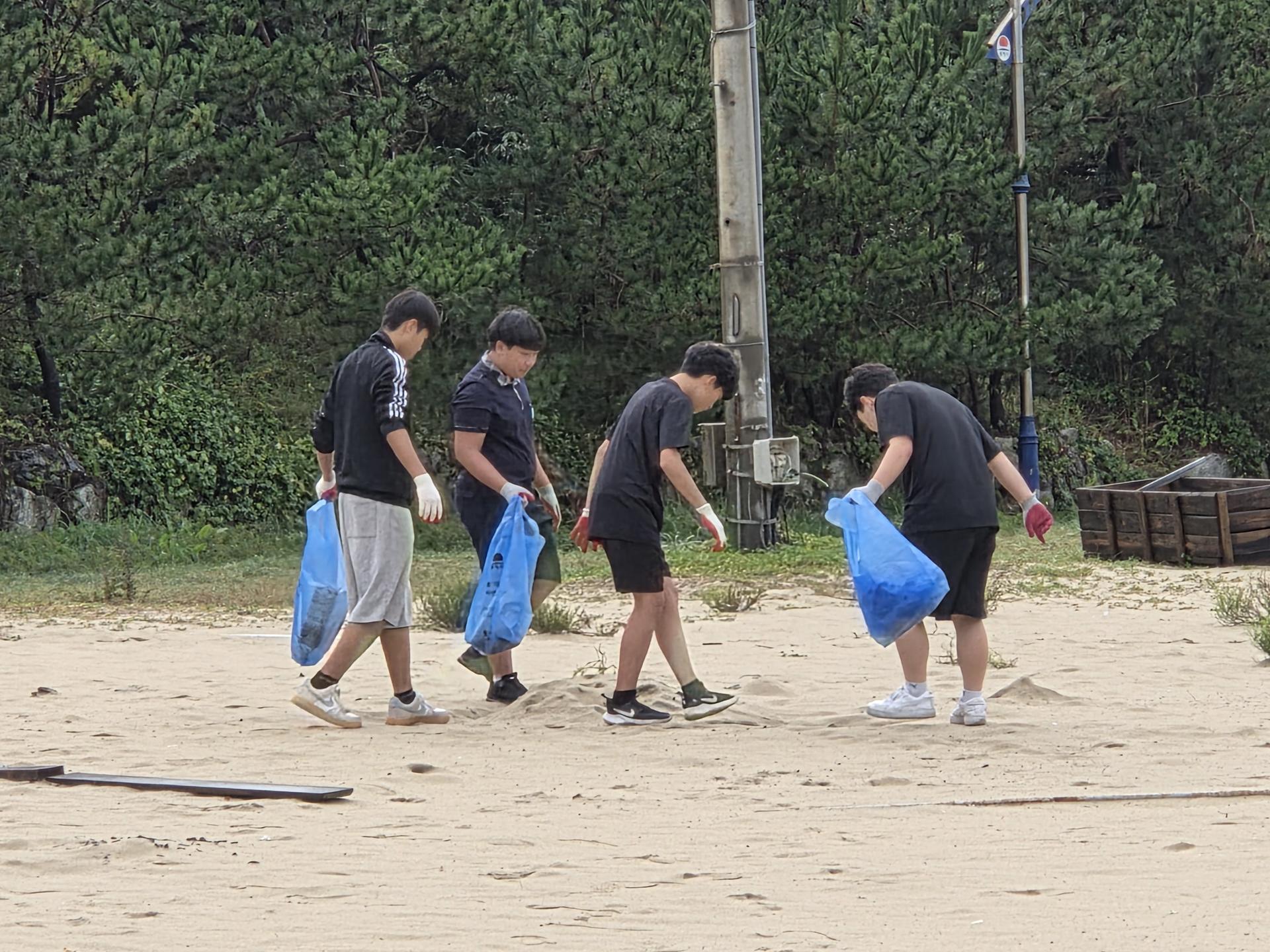 “깊은  해식 동굴속에서 쌓인 쓰레기를 꺼내며, 다시 숨 쉬는 바다를 만들어냈다.” 21