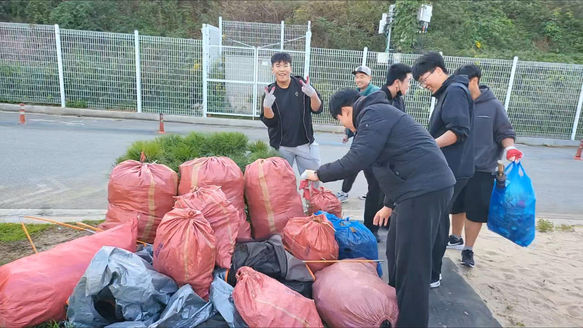 “깊은  해식 동굴속에서 쌓인 쓰레기를 꺼내며, 다시 숨 쉬는 바다를 만들어냈다.” 29