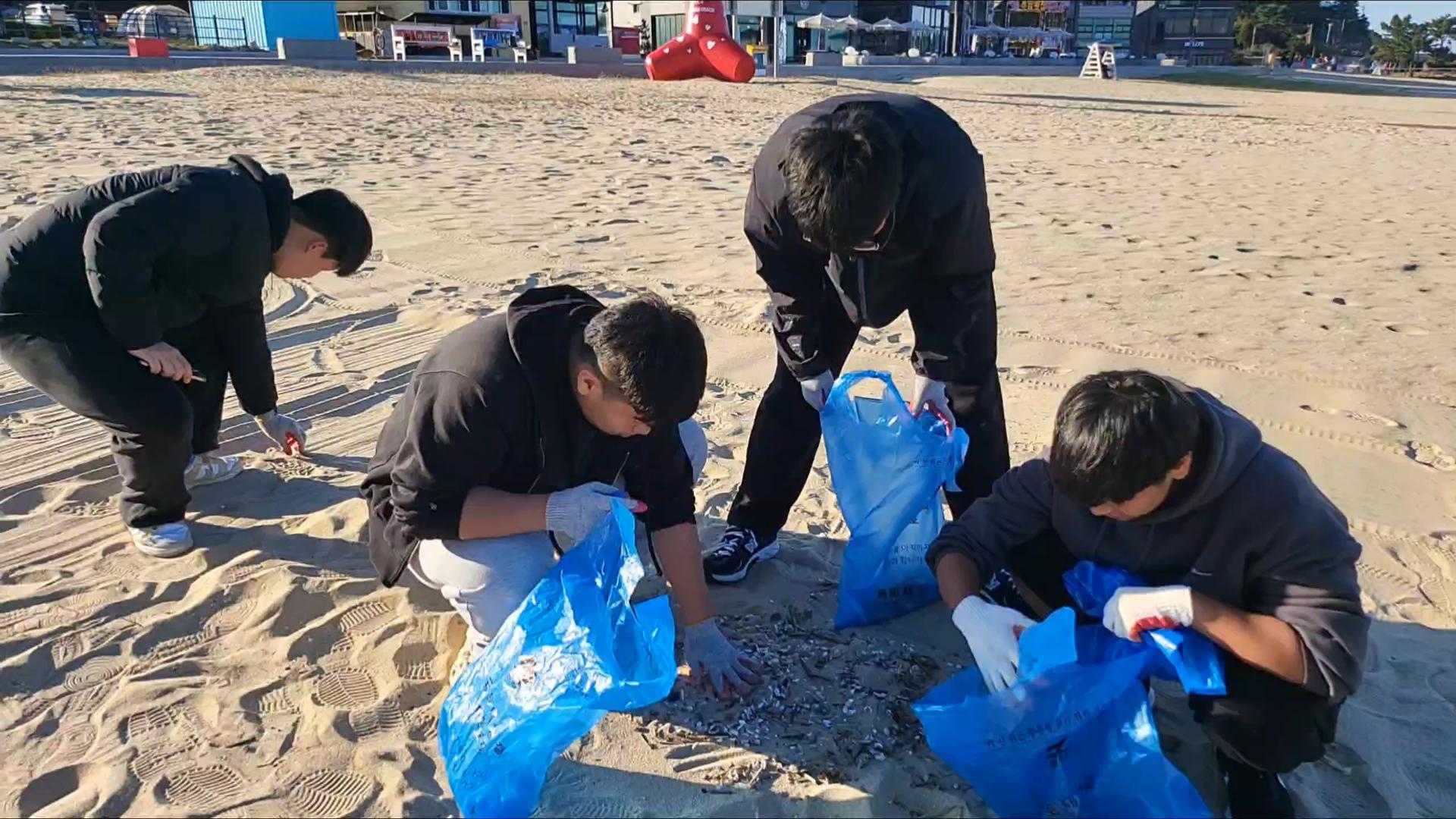 “깊은  해식 동굴속에서 쌓인 쓰레기를 꺼내며, 다시 숨 쉬는 바다를 만들어냈다.” 30