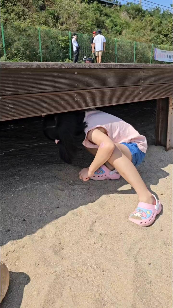 “유스그린리더들이 직접 손을 모아 해변 곳곳을 깨끗이 비우며, 바다와 마을에 다시 숨결을 불어넣었다.” 1
