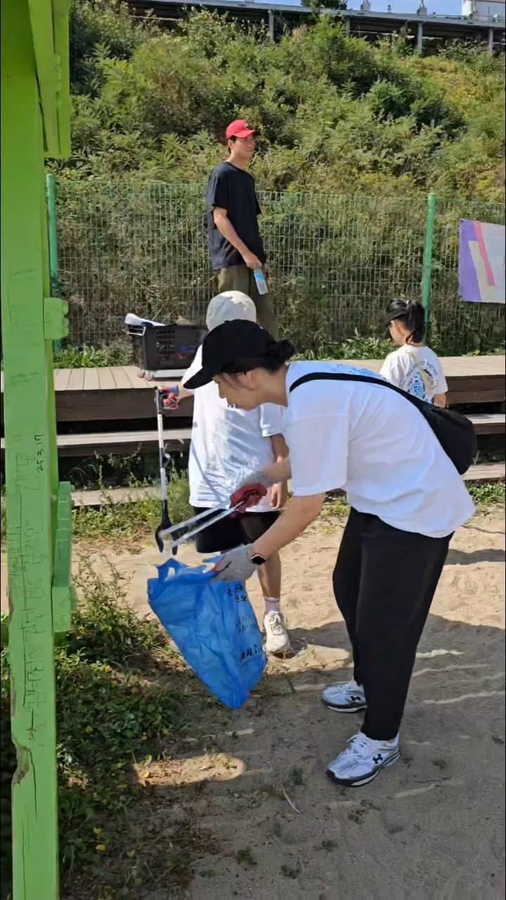 “유스그린리더들이 직접 손을 모아 해변 곳곳을 깨끗이 비우며, 바다와 마을에 다시 숨결을 불어넣었다.” 2