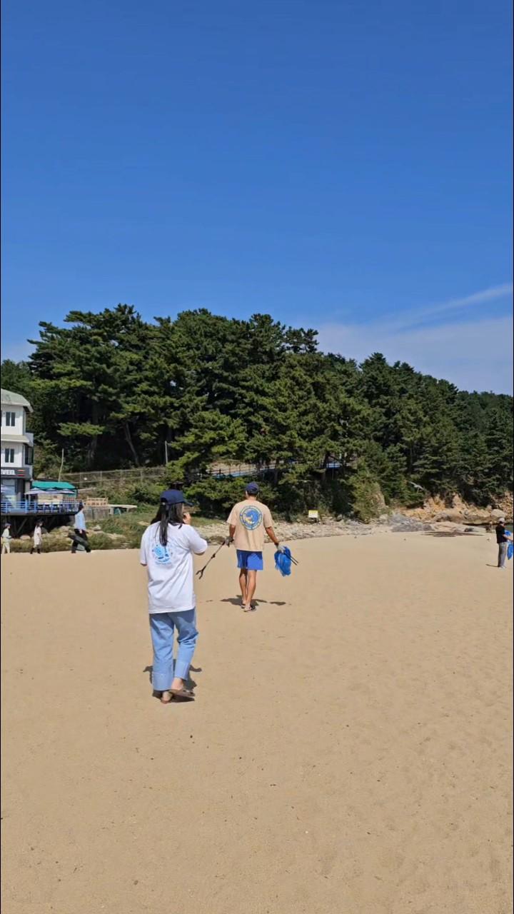 “유스그린리더들이 직접 손을 모아 해변 곳곳을 깨끗이 비우며, 바다와 마을에 다시 숨결을 불어넣었다.” 4