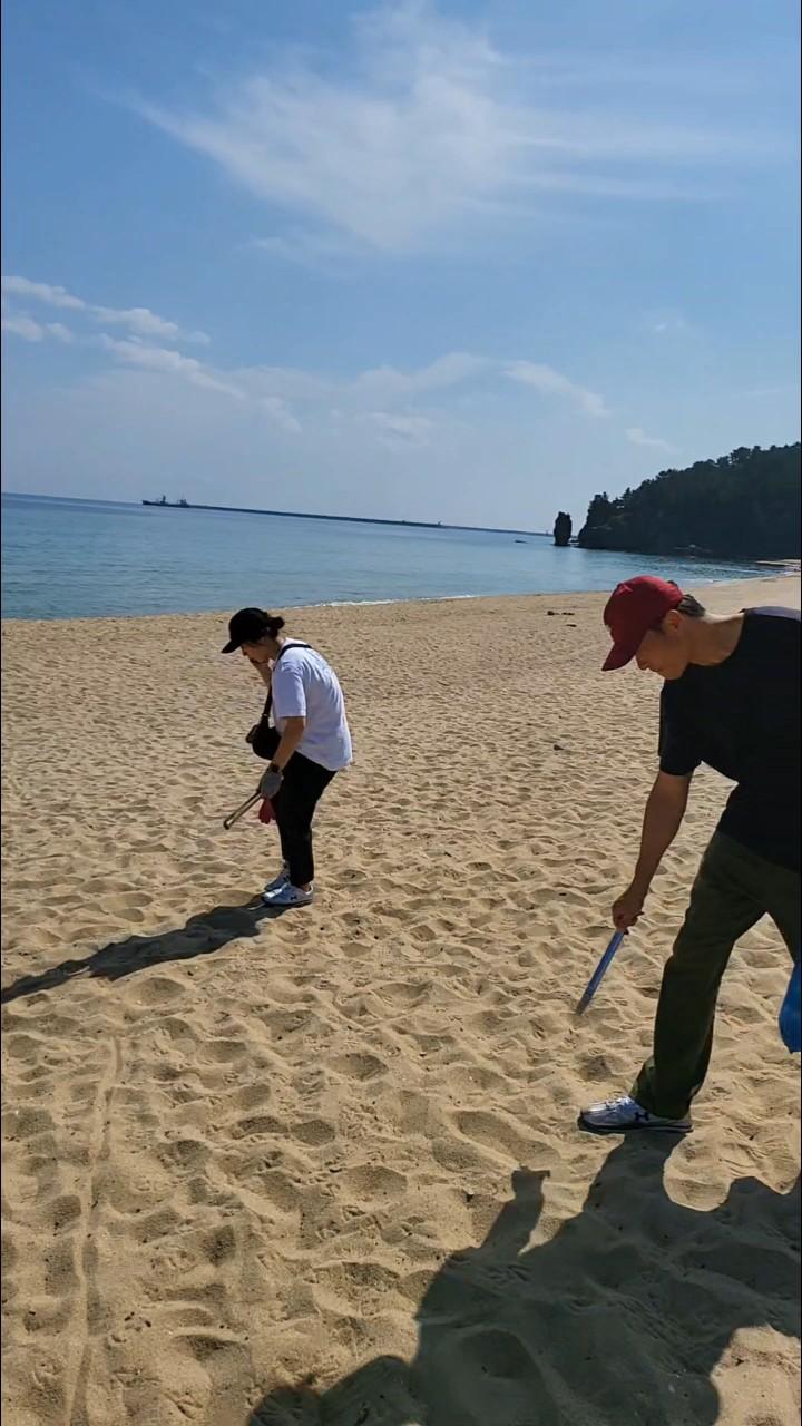 “유스그린리더들이 직접 손을 모아 해변 곳곳을 깨끗이 비우며, 바다와 마을에 다시 숨결을 불어넣었다.” 5