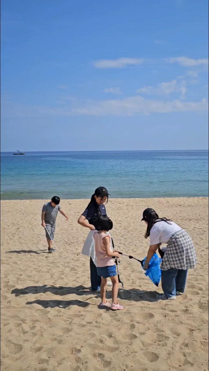 “유스그린리더들이 직접 손을 모아 해변 곳곳을 깨끗이 비우며, 바다와 마을에 다시 숨결을 불어넣었다.” 7