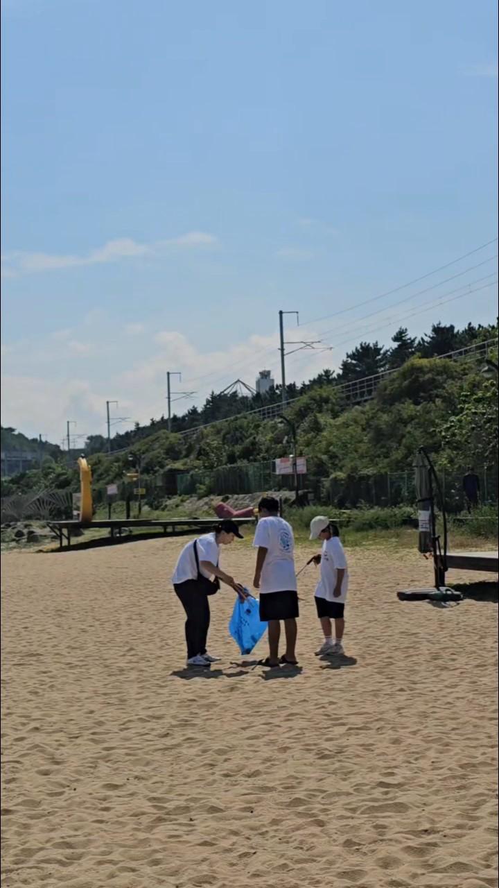 “유스그린리더들이 직접 손을 모아 해변 곳곳을 깨끗이 비우며, 바다와 마을에 다시 숨결을 불어넣었다.” 9