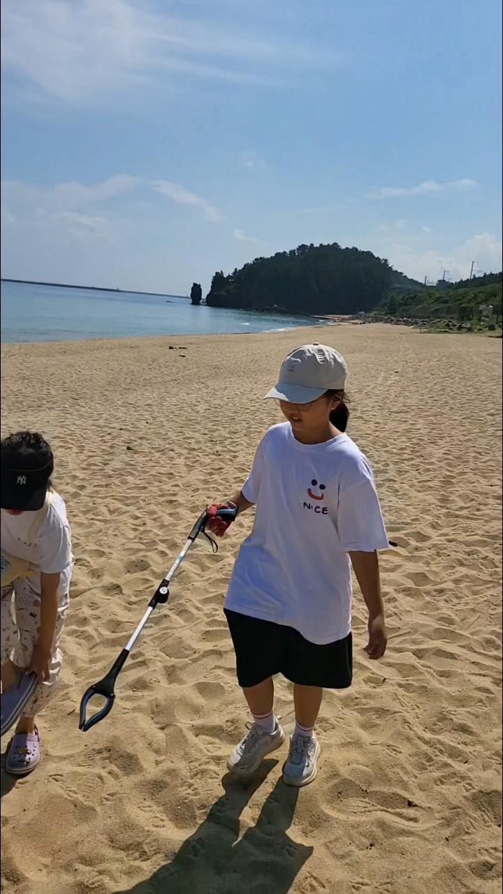 “유스그린리더들이 직접 손을 모아 해변 곳곳을 깨끗이 비우며, 바다와 마을에 다시 숨결을 불어넣었다.” 10