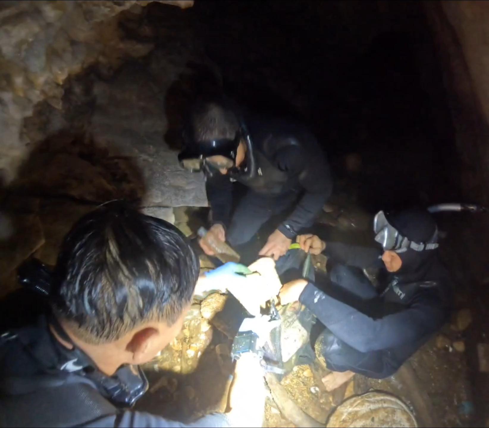 “유스그린리더들이 직접 손을 모아 해변 곳곳을 깨끗이 비우며, 바다와 마을에 다시 숨결을 불어넣었다.” 11