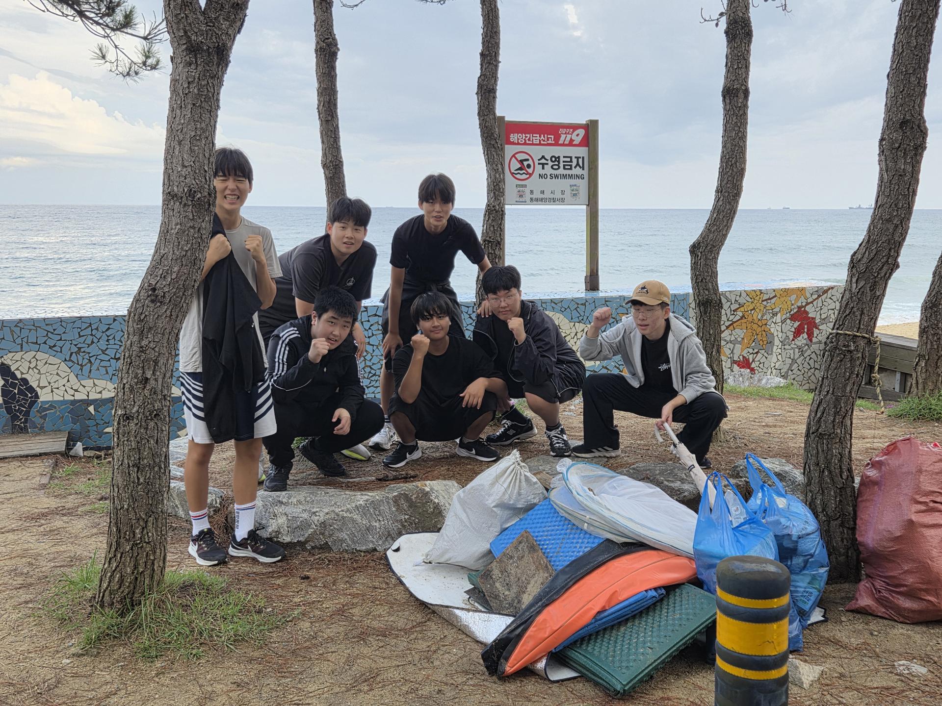 “유스그린리더들이 직접 손을 모아 해변 곳곳을 깨끗이 비우며, 바다와 마을에 다시 숨결을 불어넣었다.” 23
