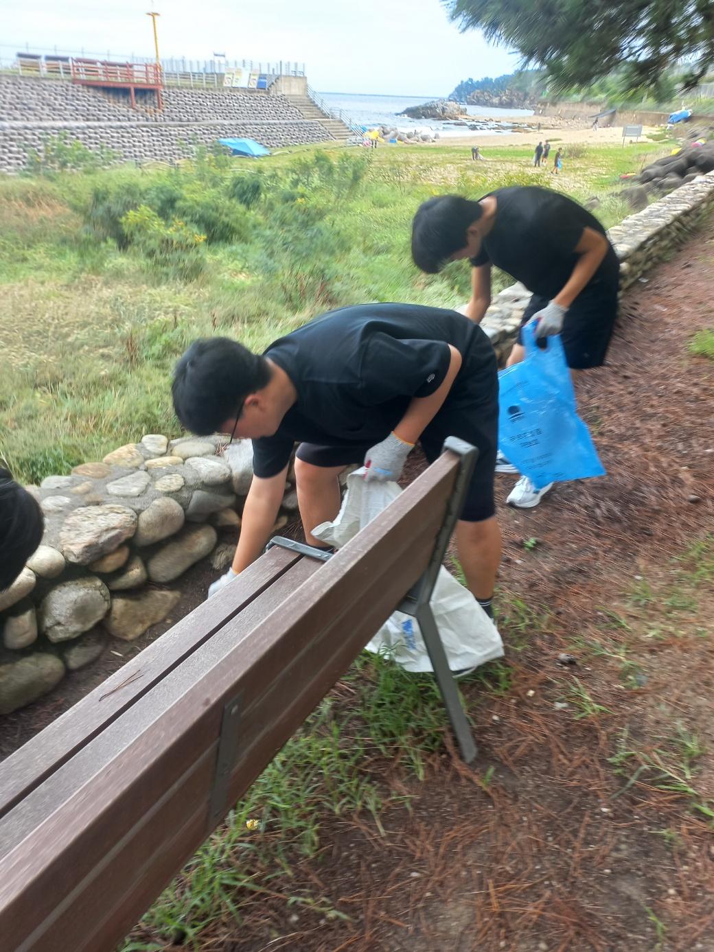 “유스그린리더들이 직접 손을 모아 해변 곳곳을 깨끗이 비우며, 바다와 마을에 다시 숨결을 불어넣었다.” 25